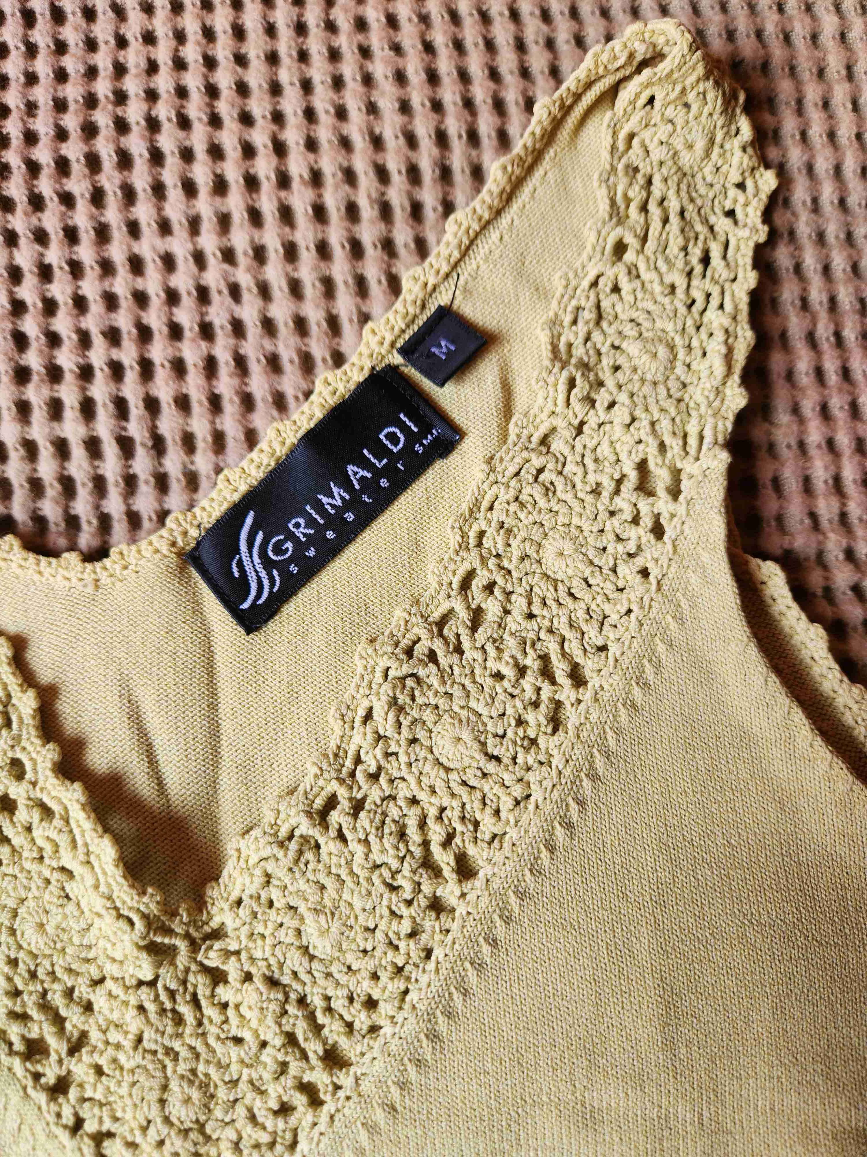 Blusa amarilla con encaje - miniatura 3