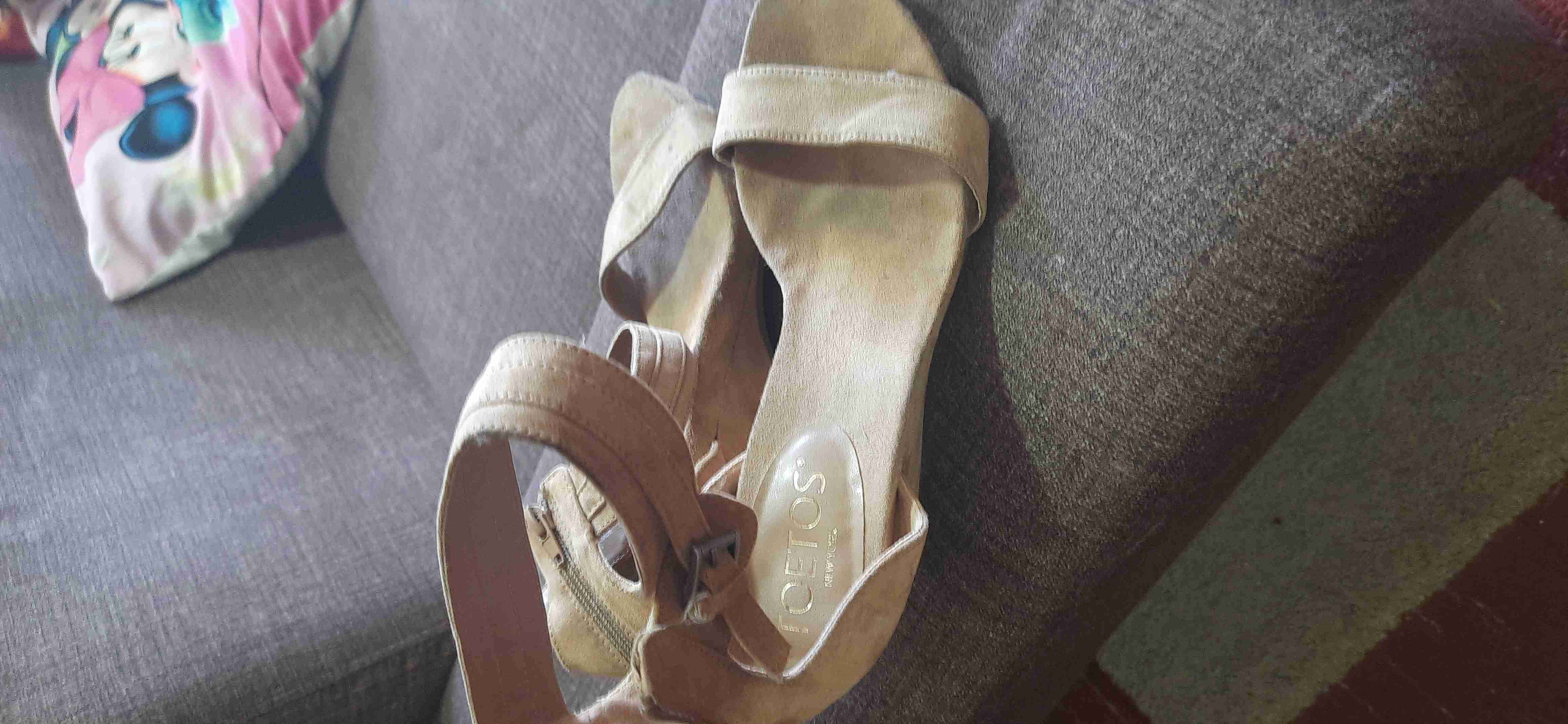 Sandalias beige de tacón bajo