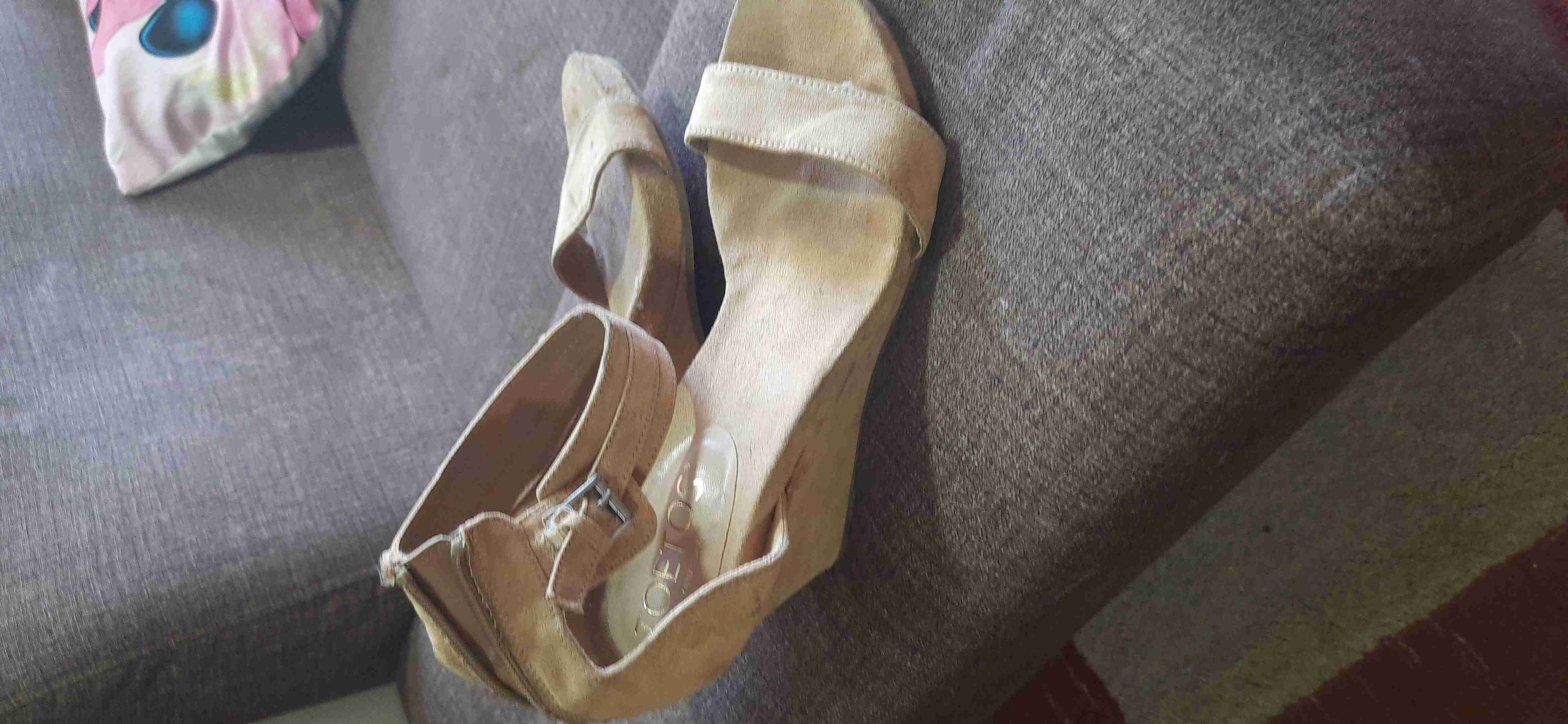 Sandalias beige de tacón bajo - miniatura 2