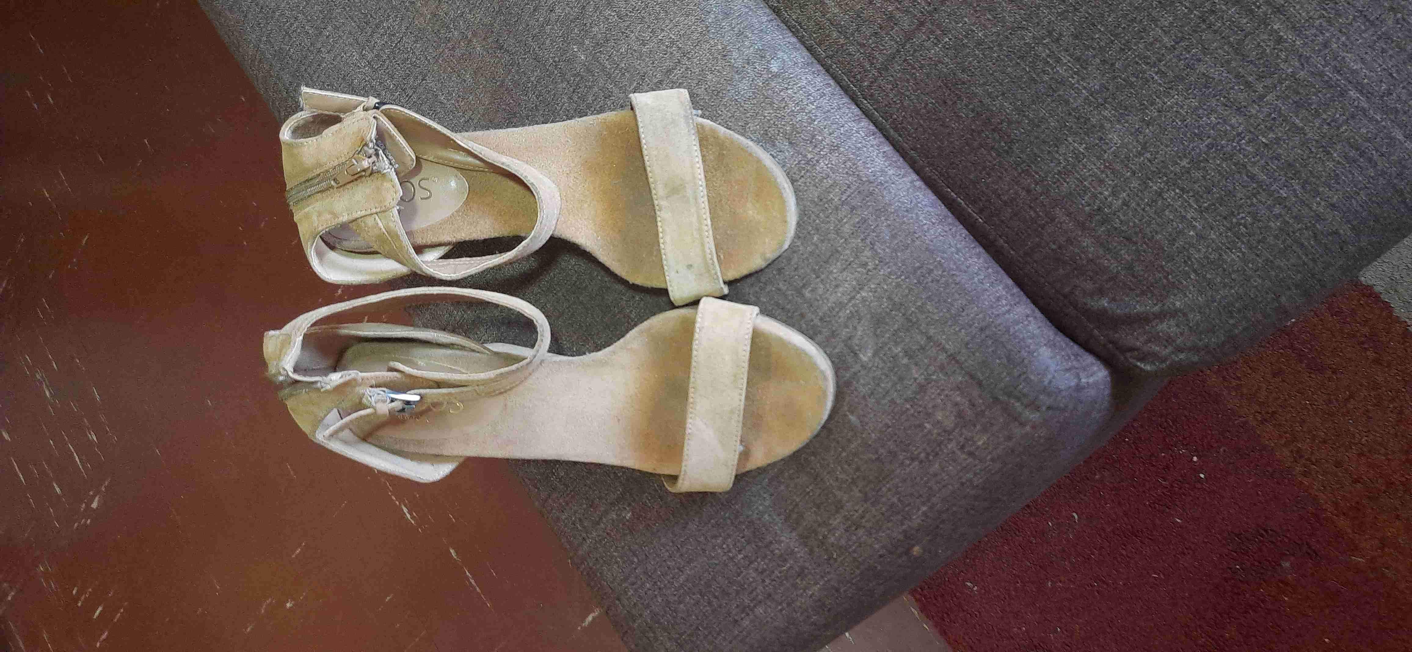 Sandalias beige de tacón bajo - miniatura 3