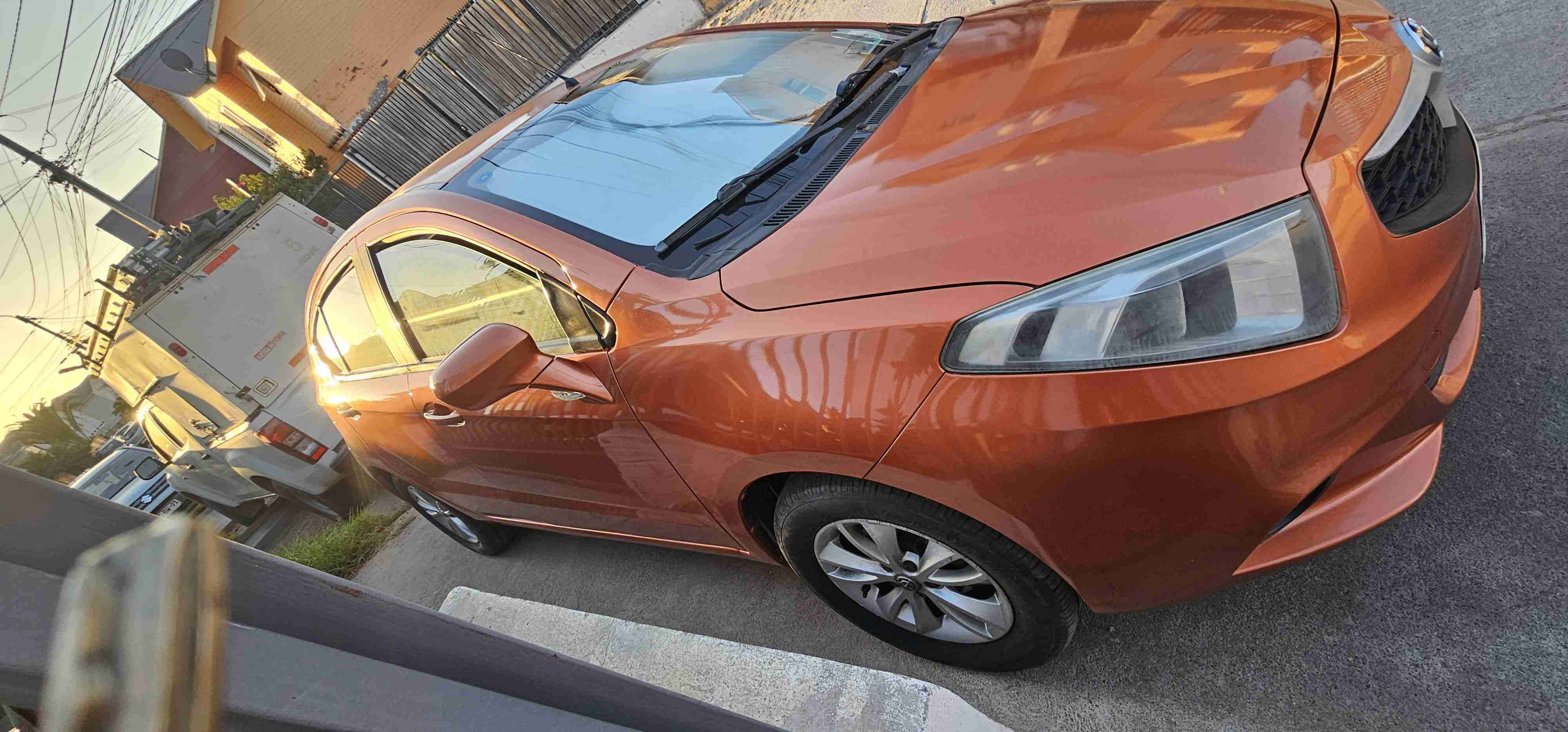 Auto compacto naranja - miniatura 1