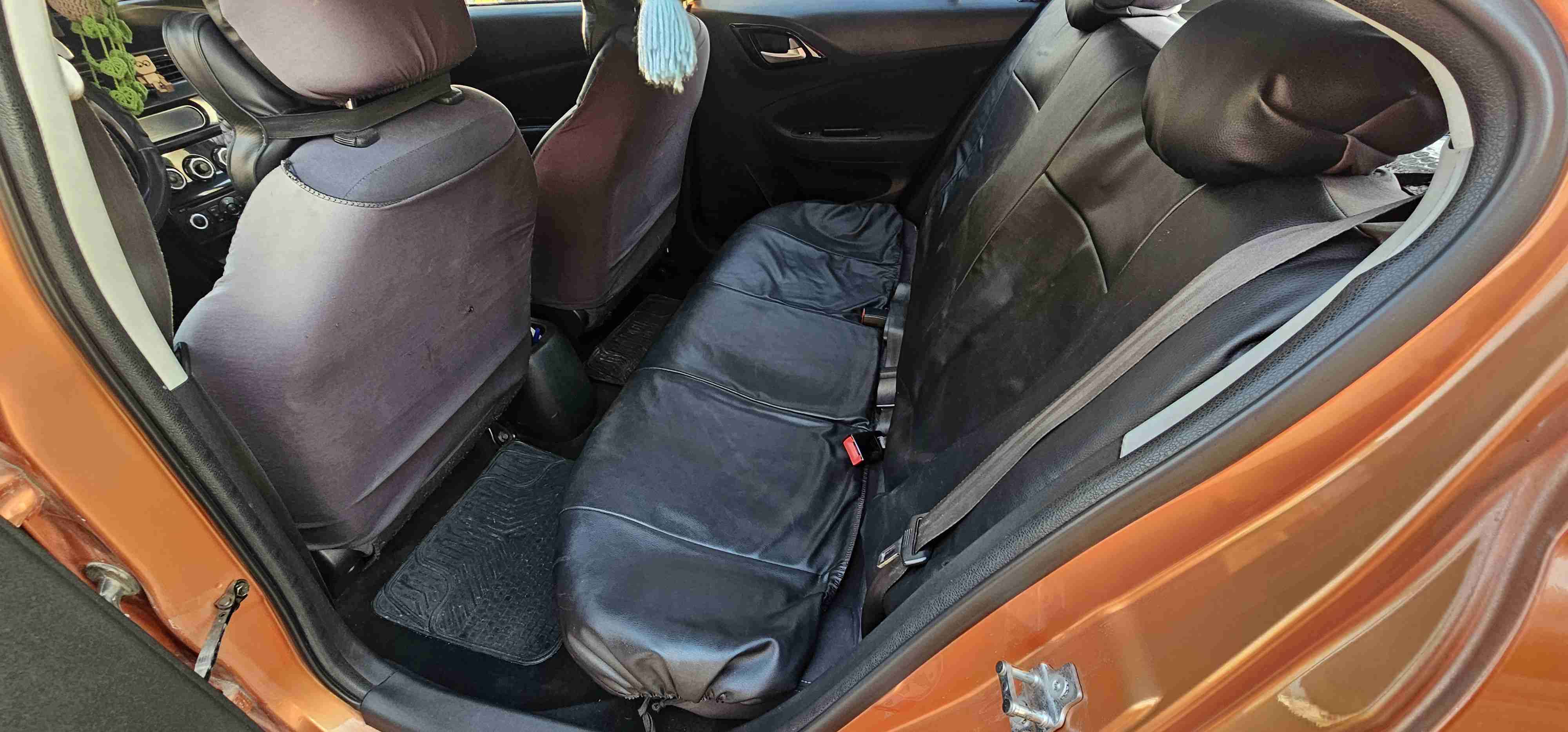 Auto compacto naranja - miniatura 2