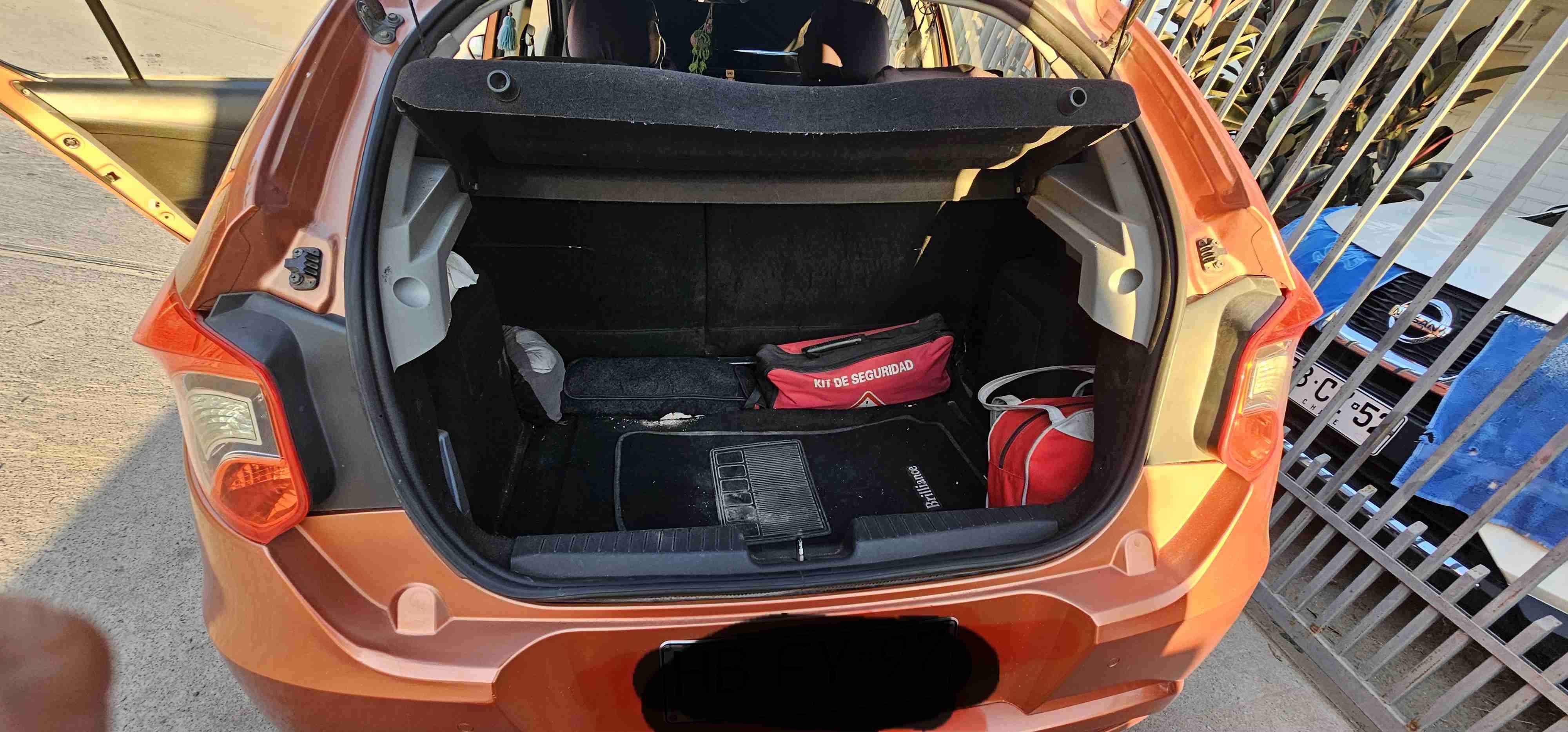 Auto compacto naranja - miniatura 3