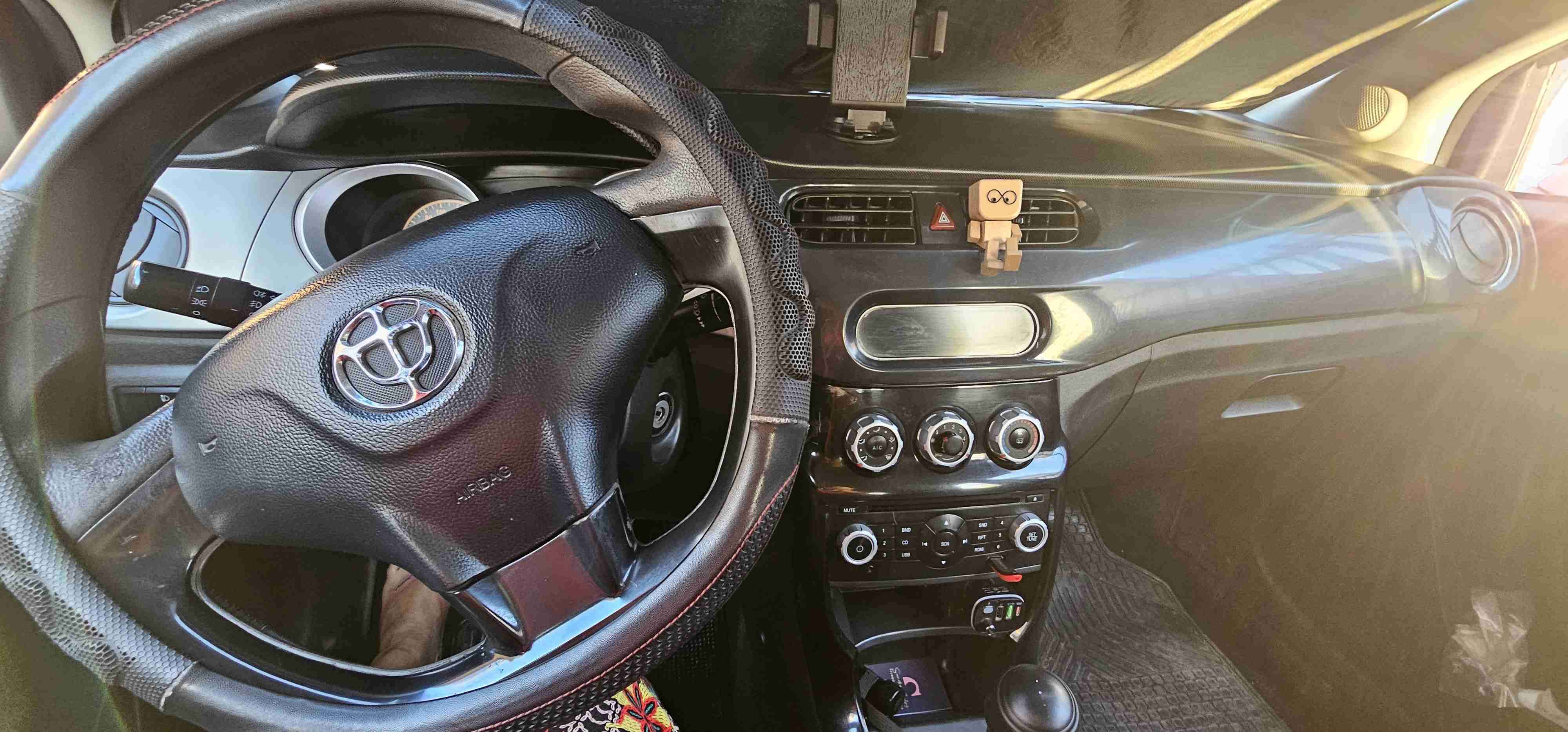 Auto compacto naranja - miniatura 5