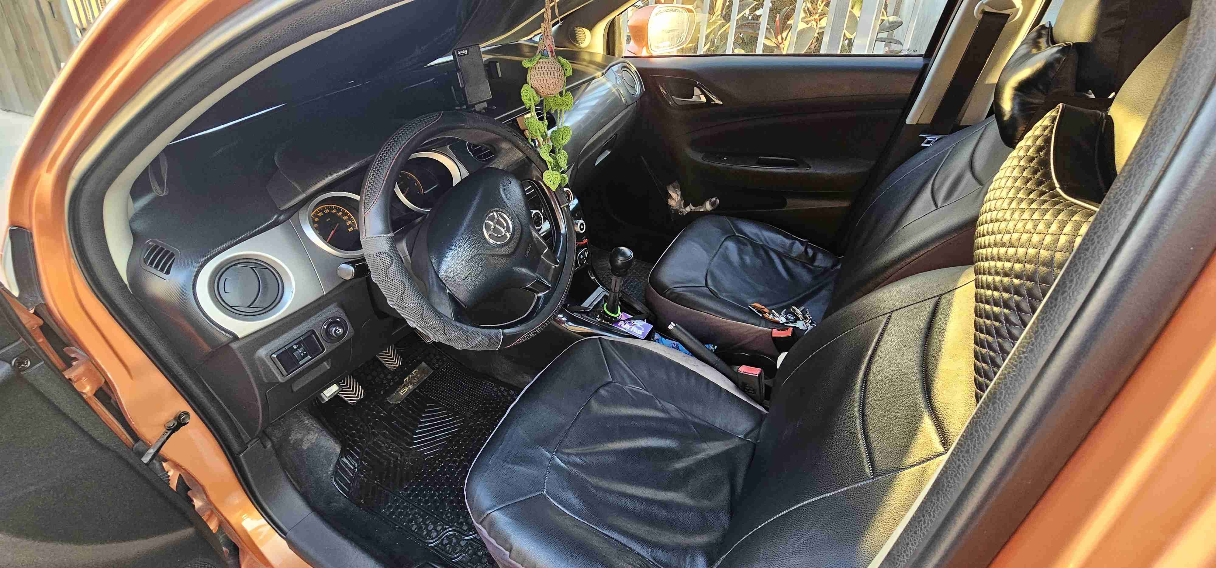 Auto compacto naranja - miniatura 6