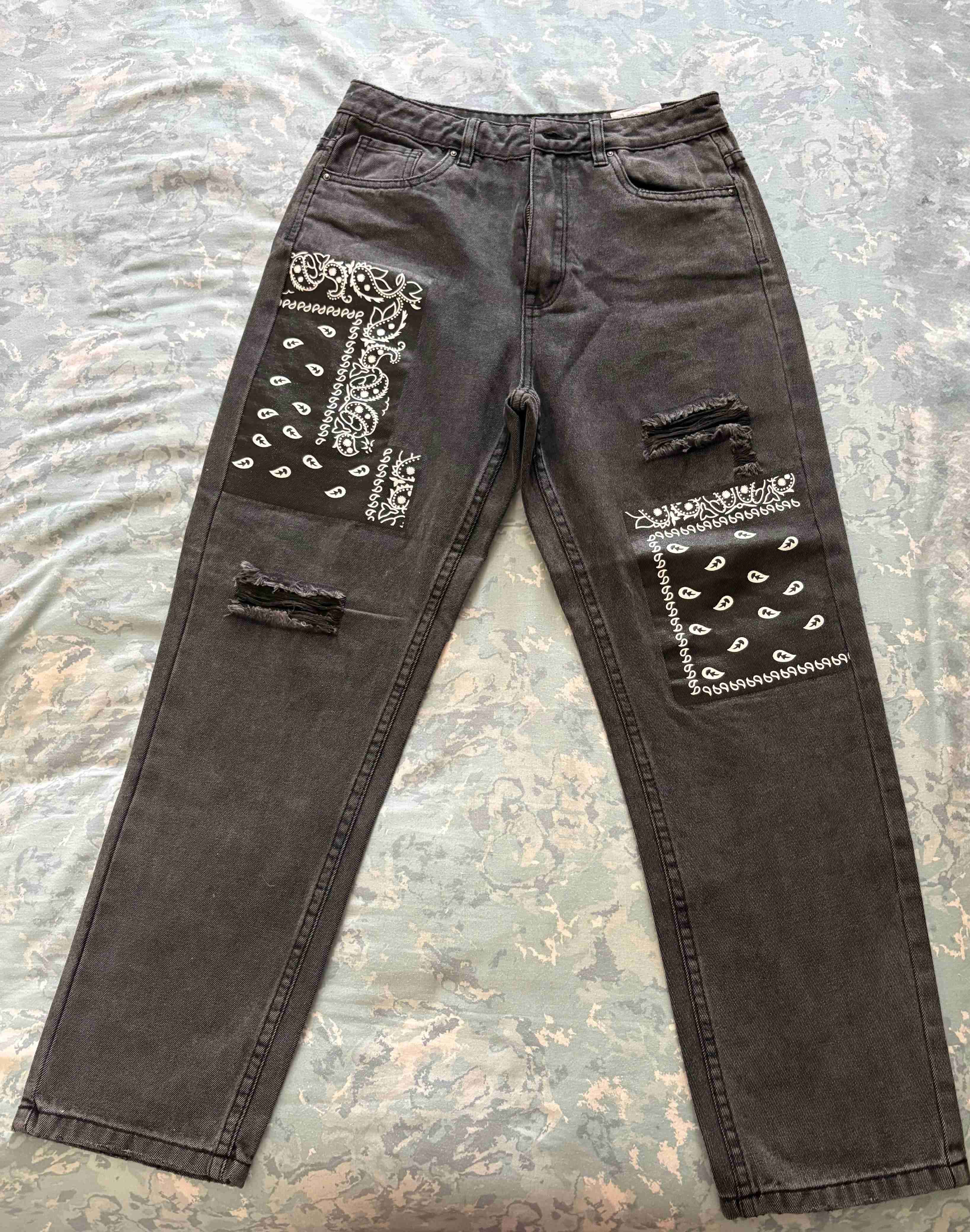 Jeans negros con diseño gráfico - miniatura 2