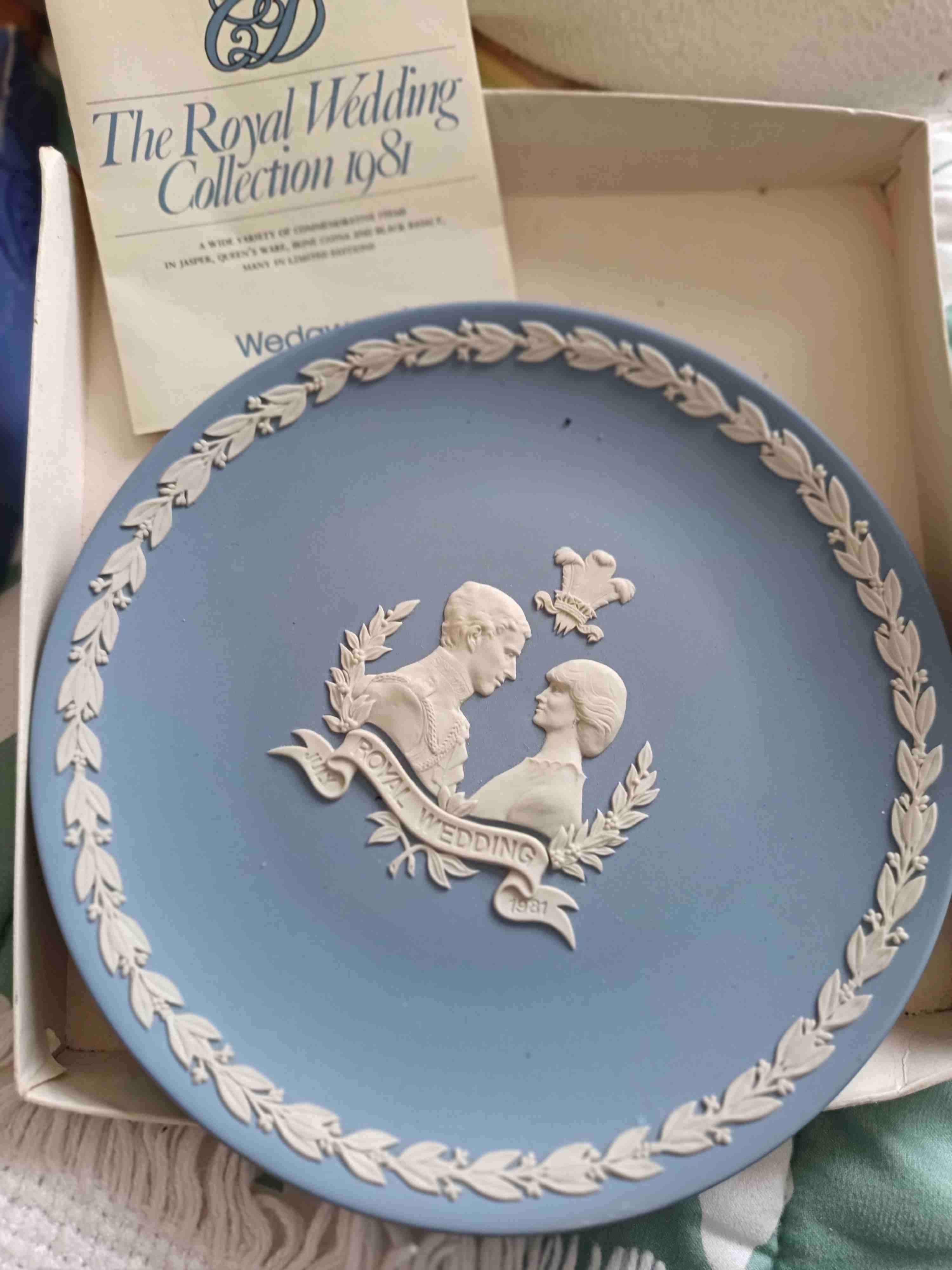 Plato decorativo de cerámica azul - miniatura 2