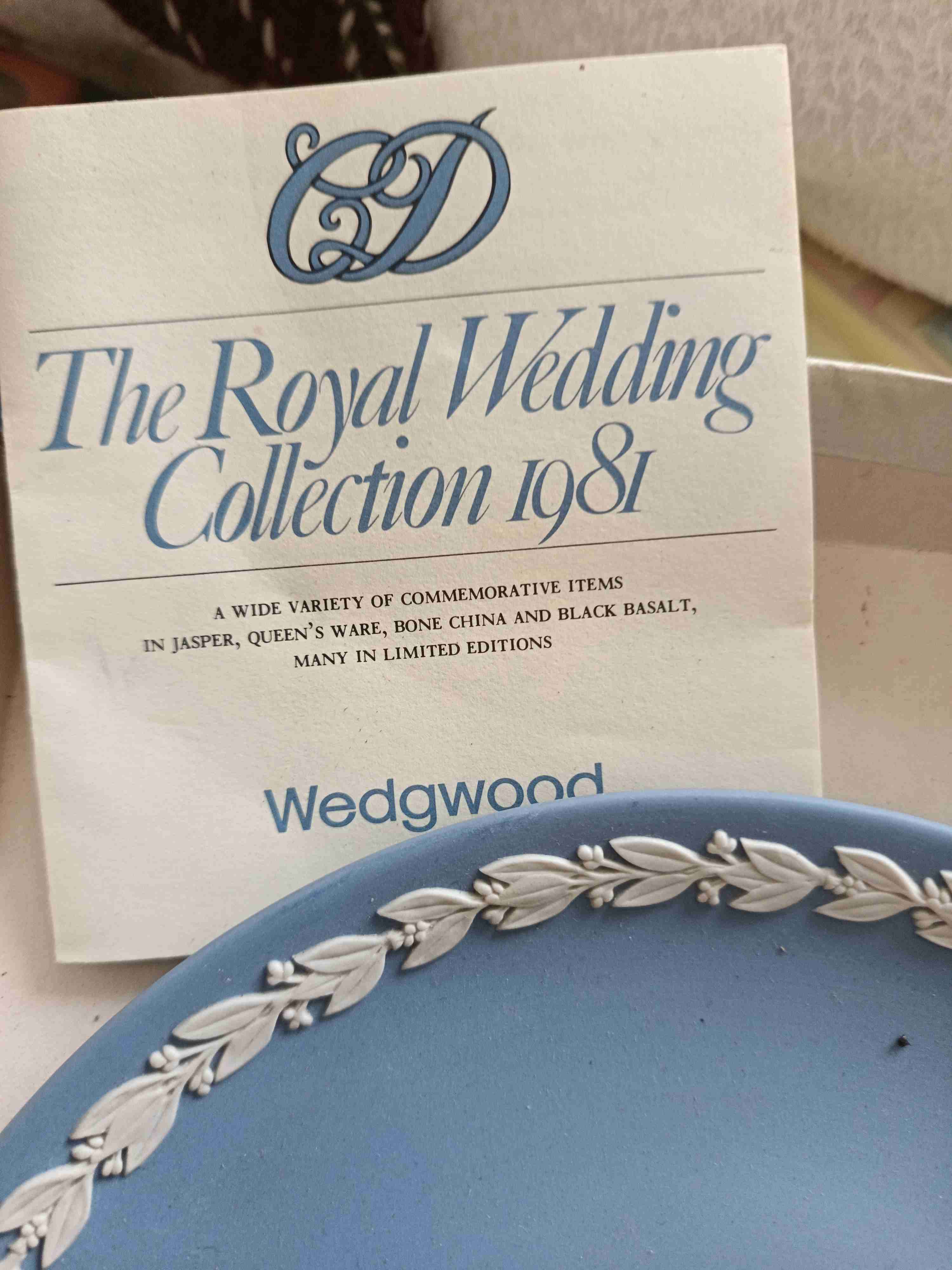 Plato decorativo de cerámica azul - miniatura 3