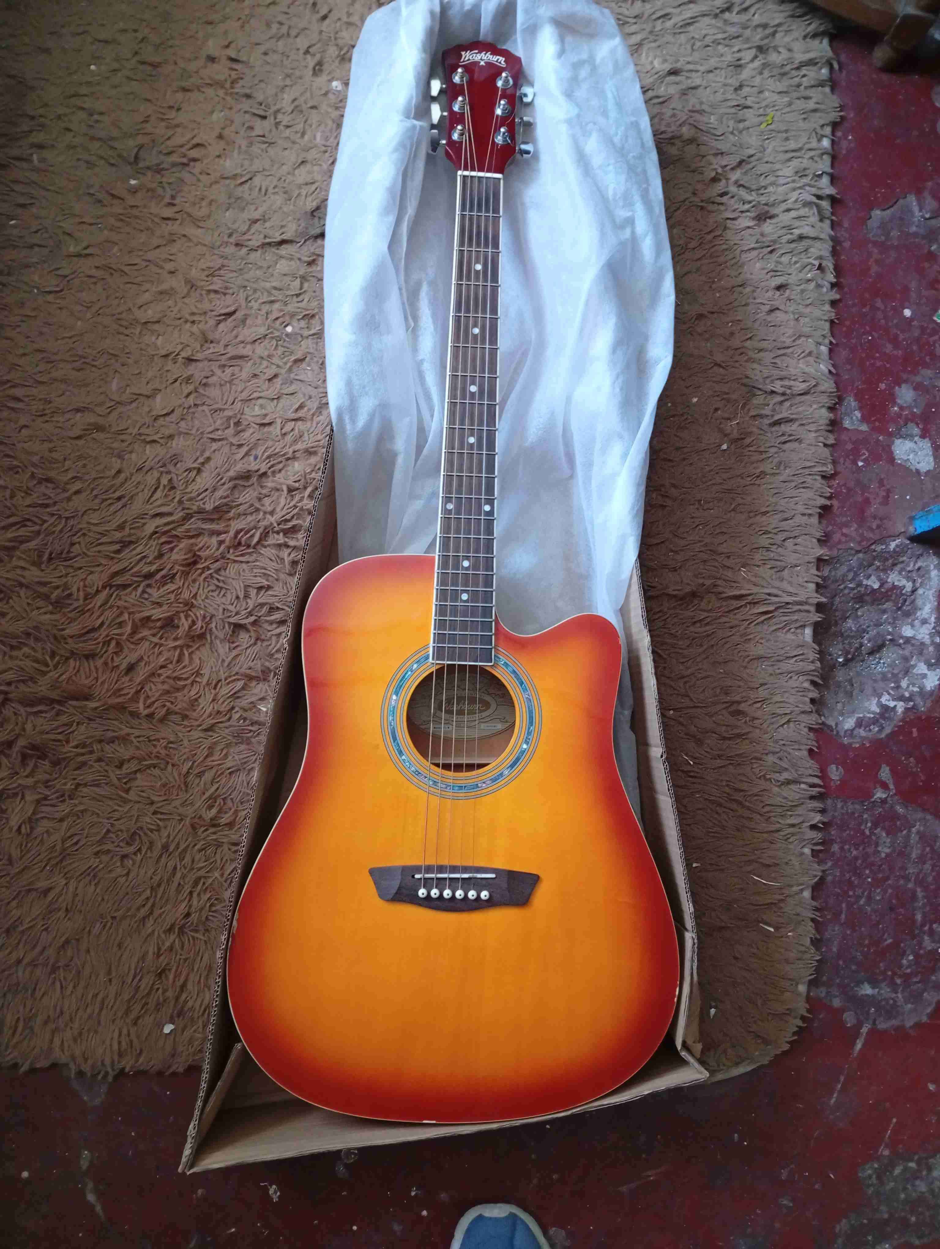 Guitarra acústica roja con ecualizador - miniatura 3