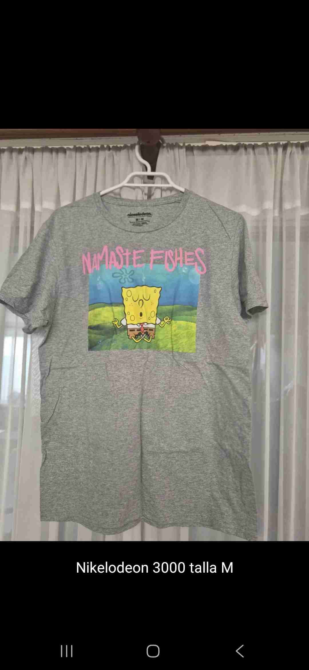 Polera gris con estampado Bob Esponja