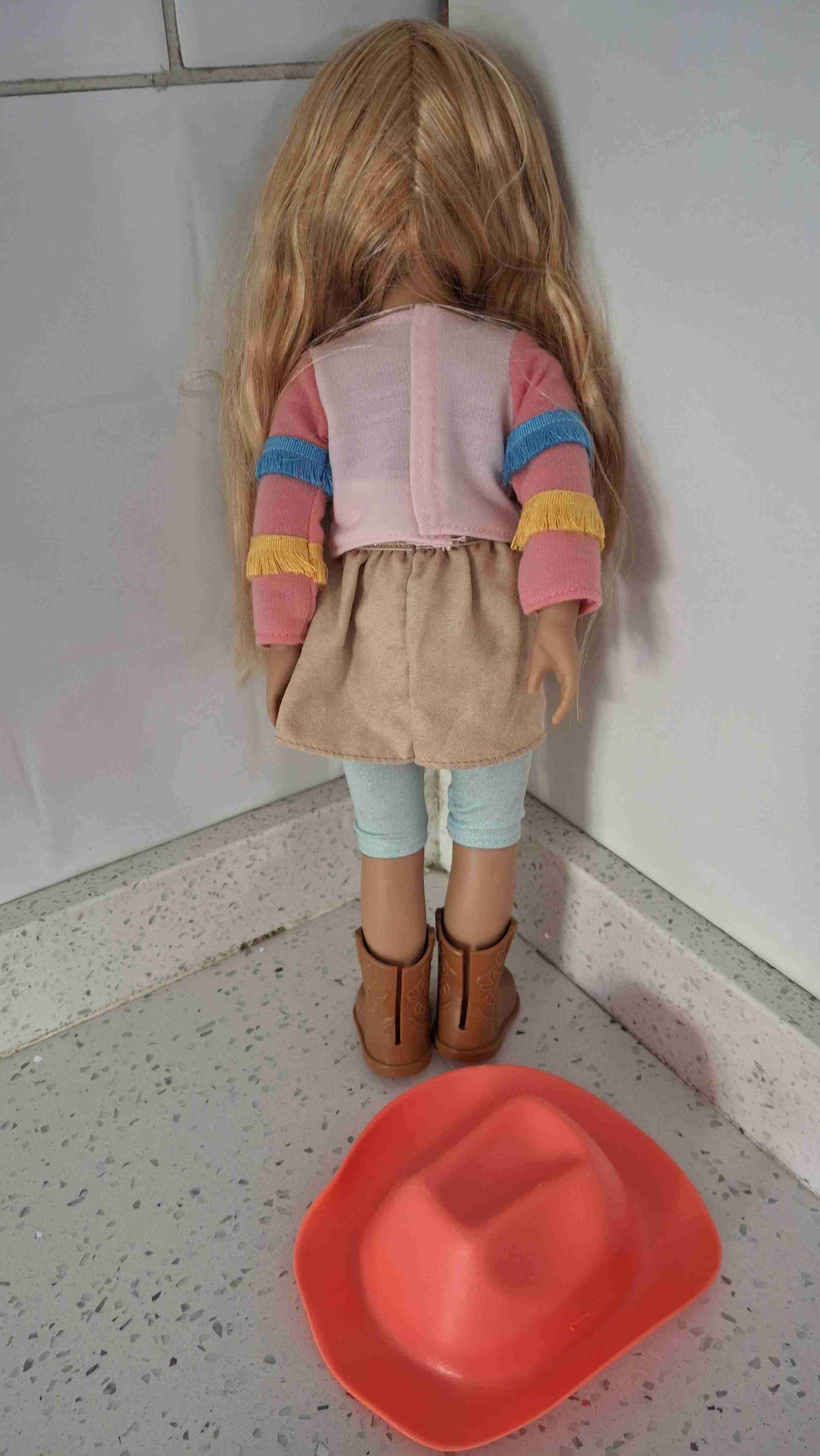 Muñeca rubia con sombrero - miniatura 2