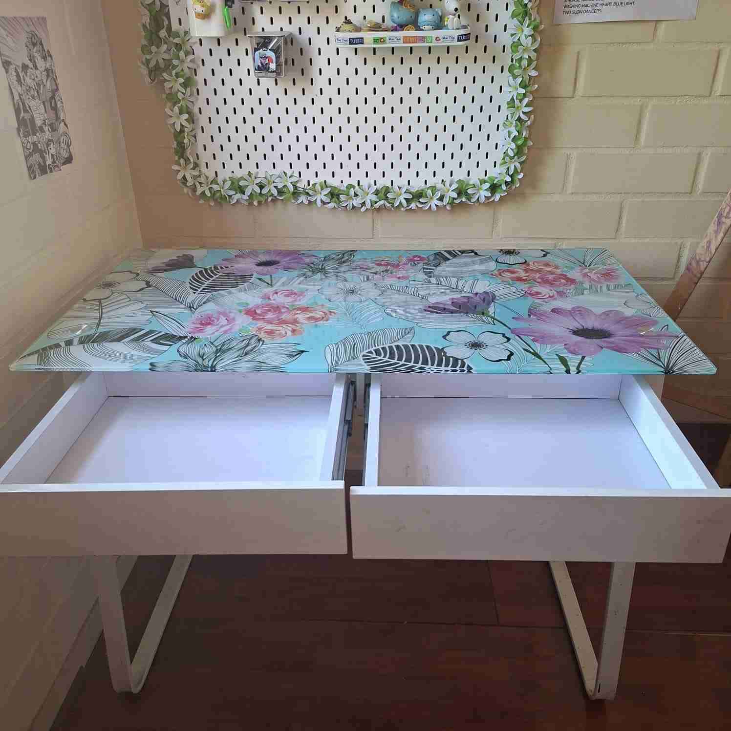 Escritorio floral con cajones
