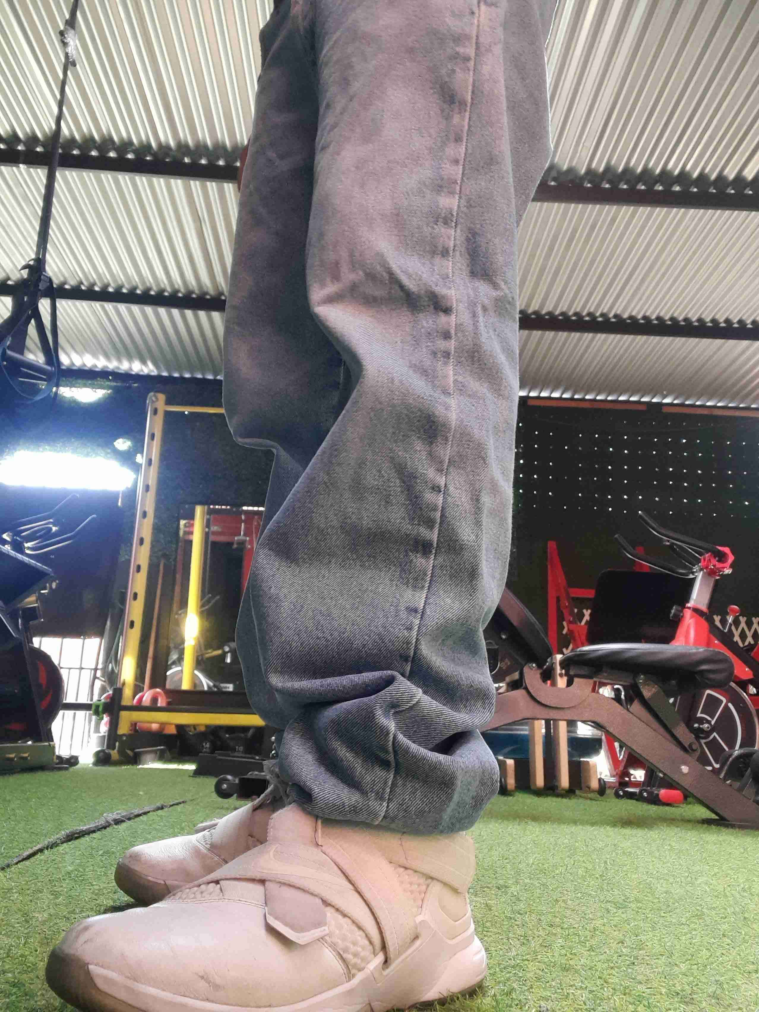 Jeans rectos gris. - miniatura 2