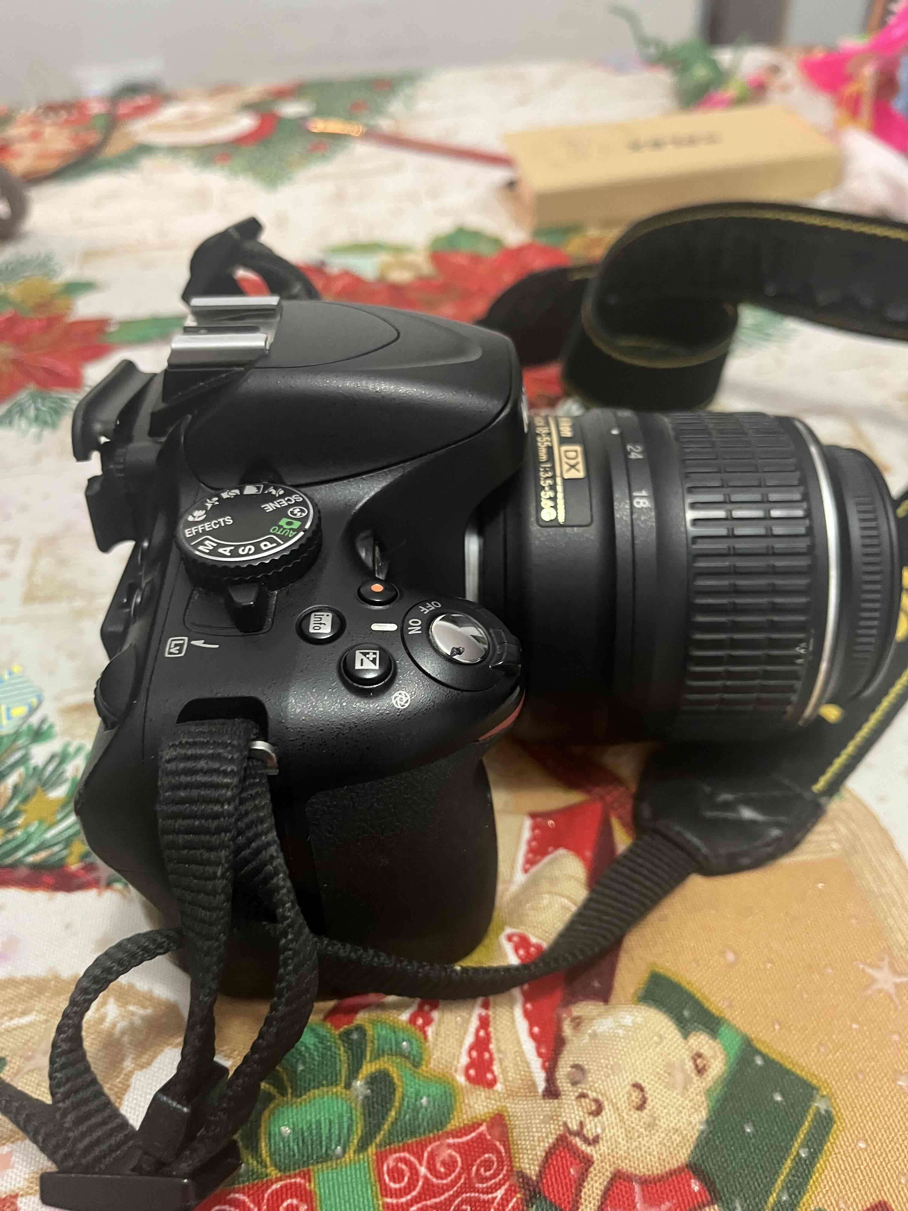 Cámara Nikon con lente zoom - miniatura 1