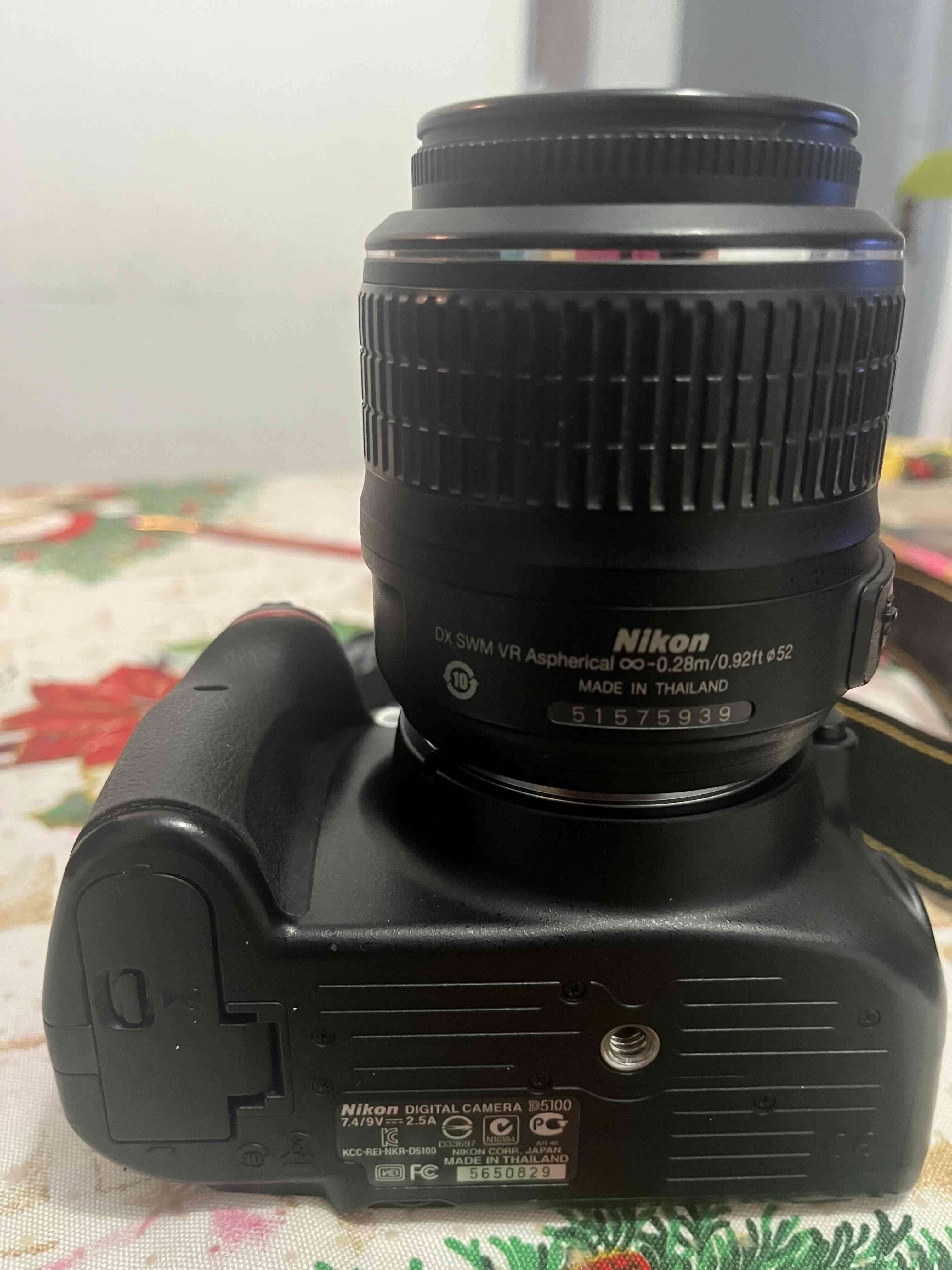 Cámara Nikon con lente zoom - miniatura 3