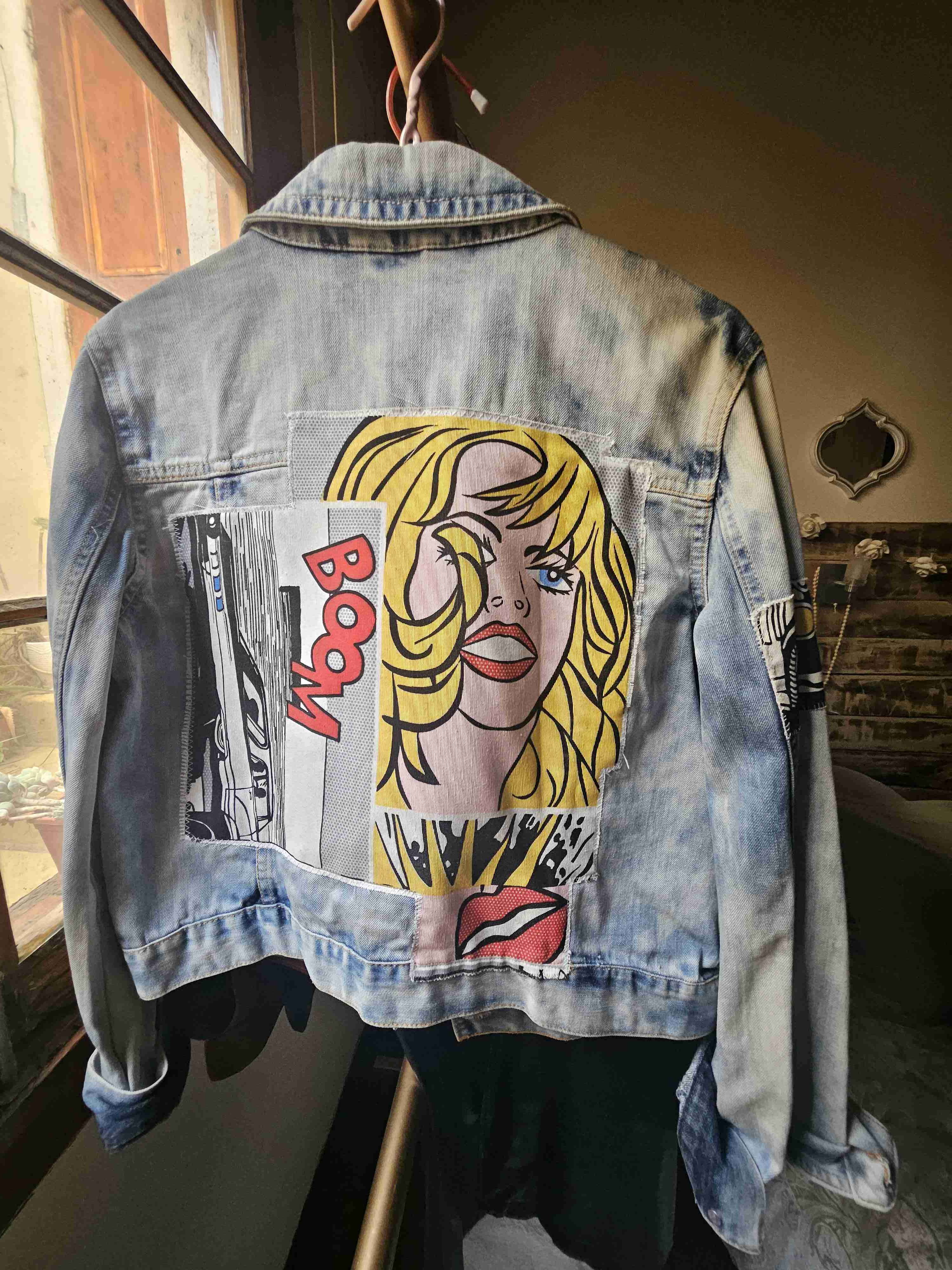 Chaqueta de mezclilla con estampados pop art - miniatura 2