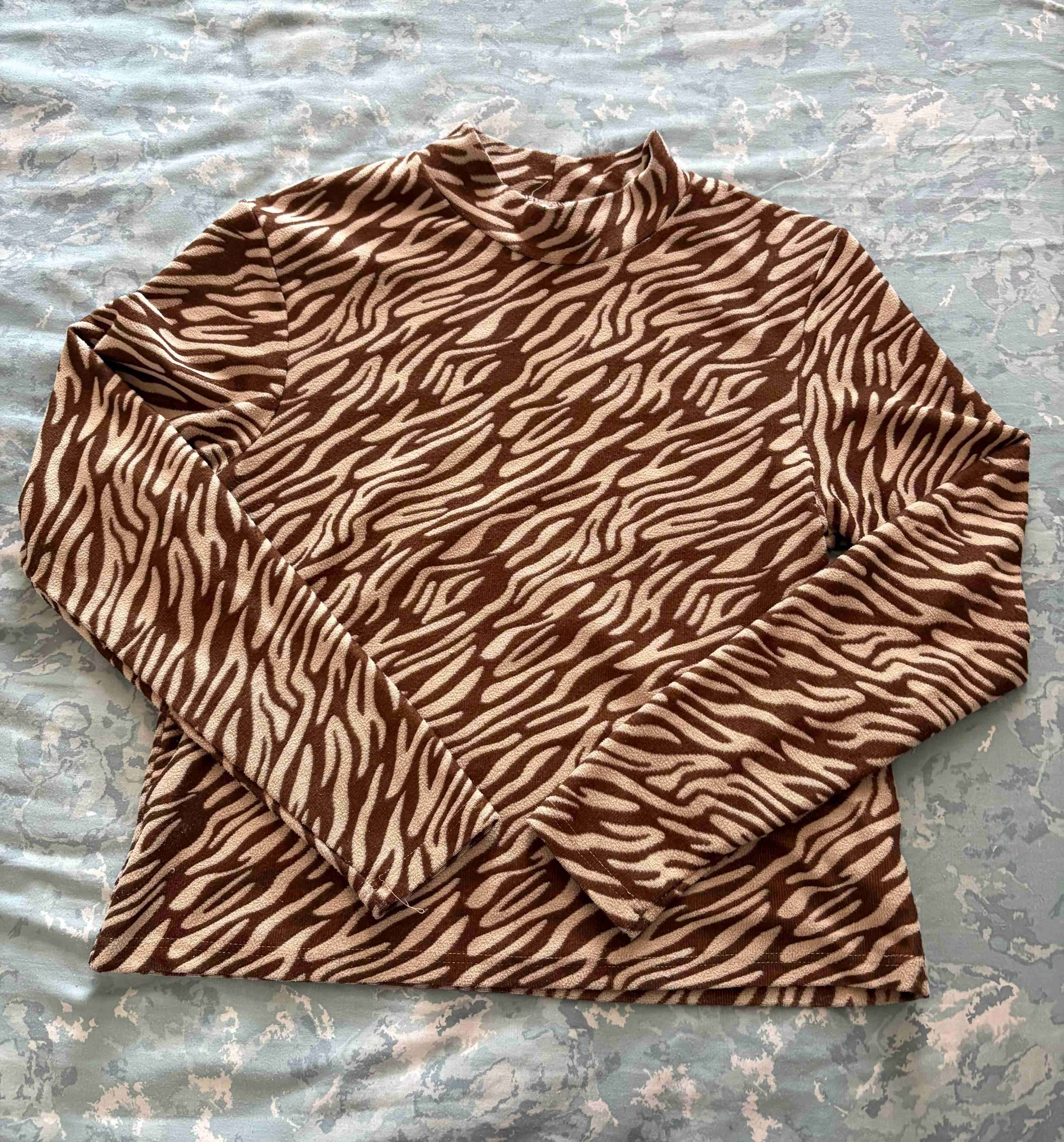 Polera manga larga animal print