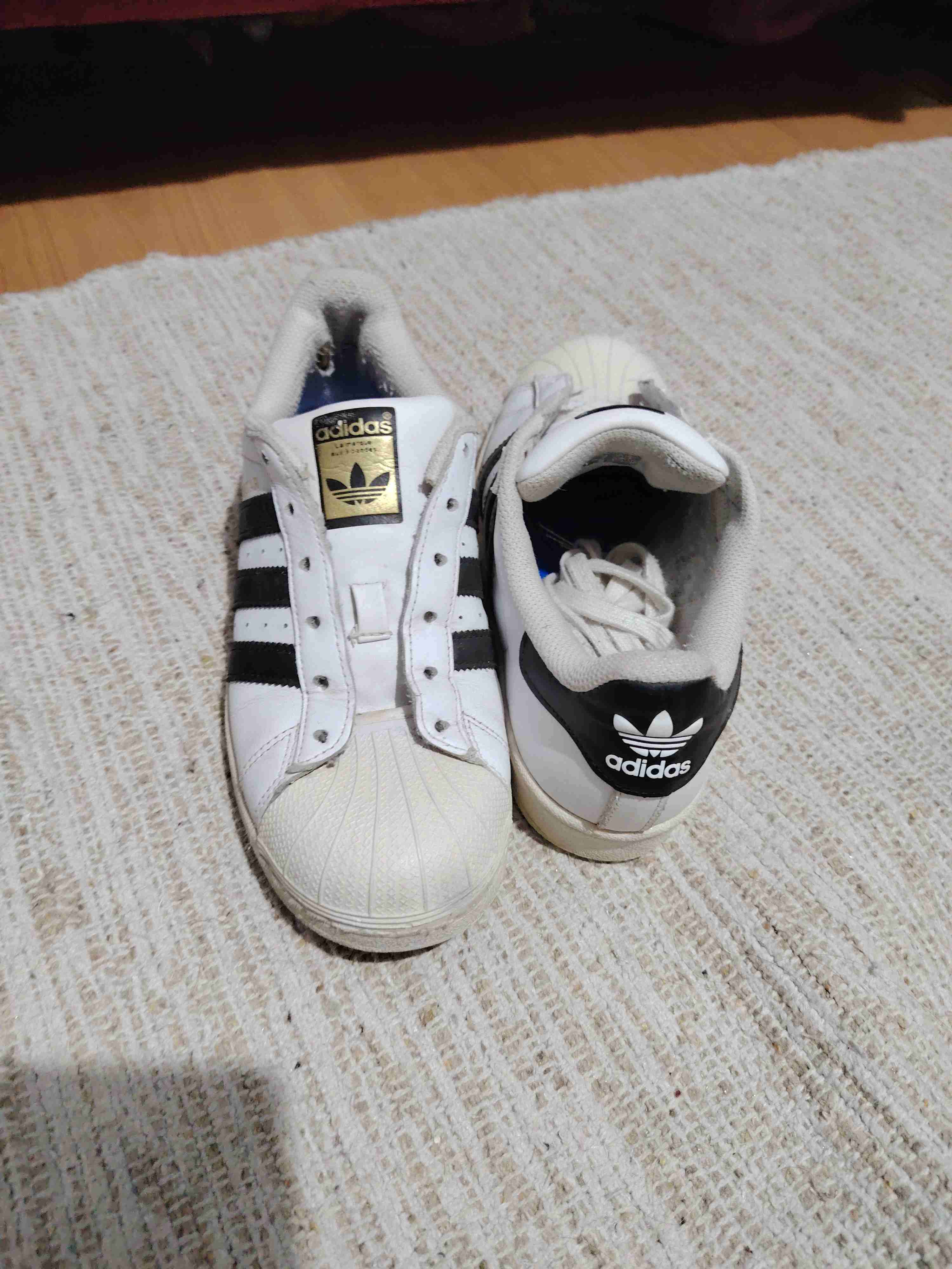 Zapatillas Adidas blancas y negras - miniatura 2