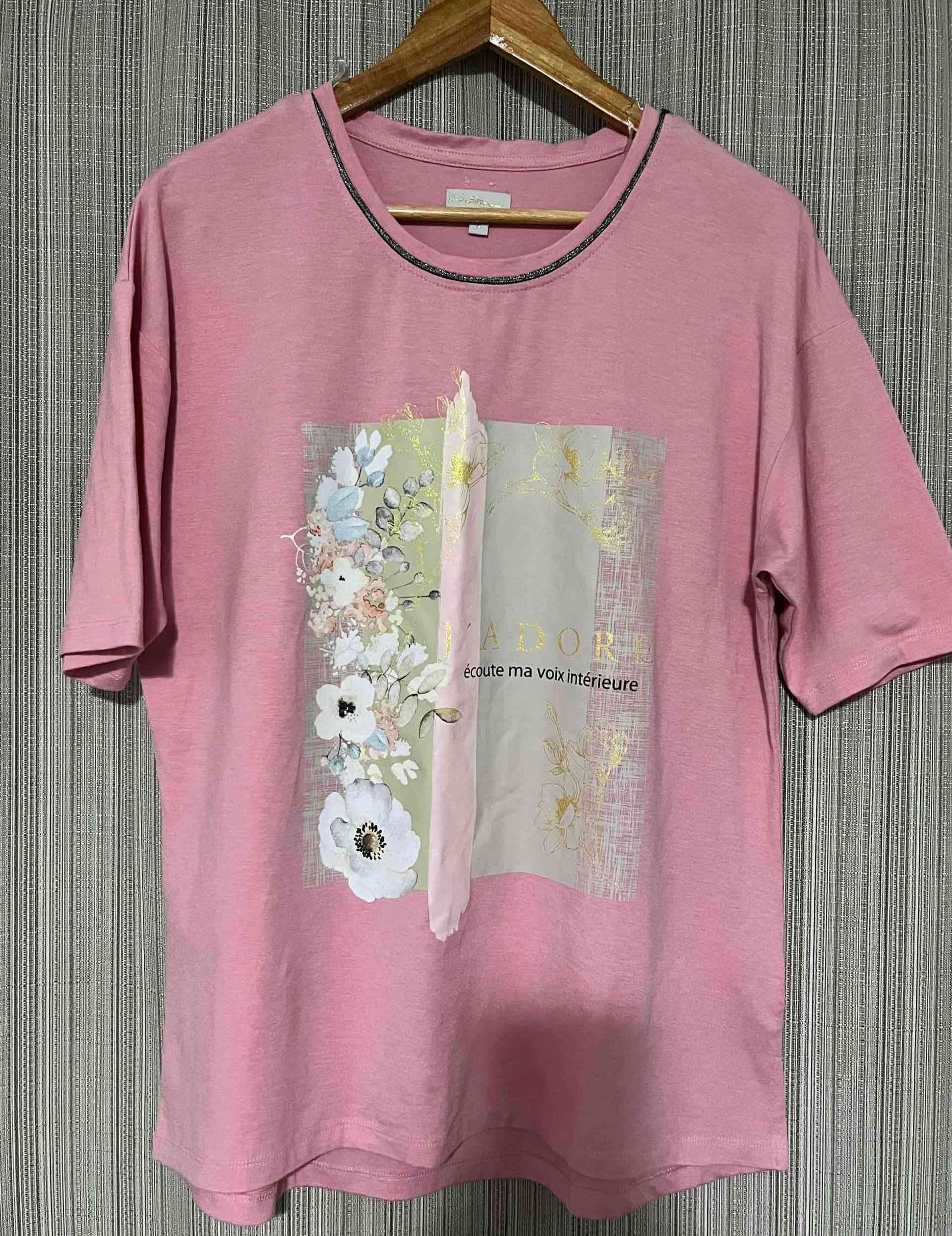 Polera rosa con diseño floral