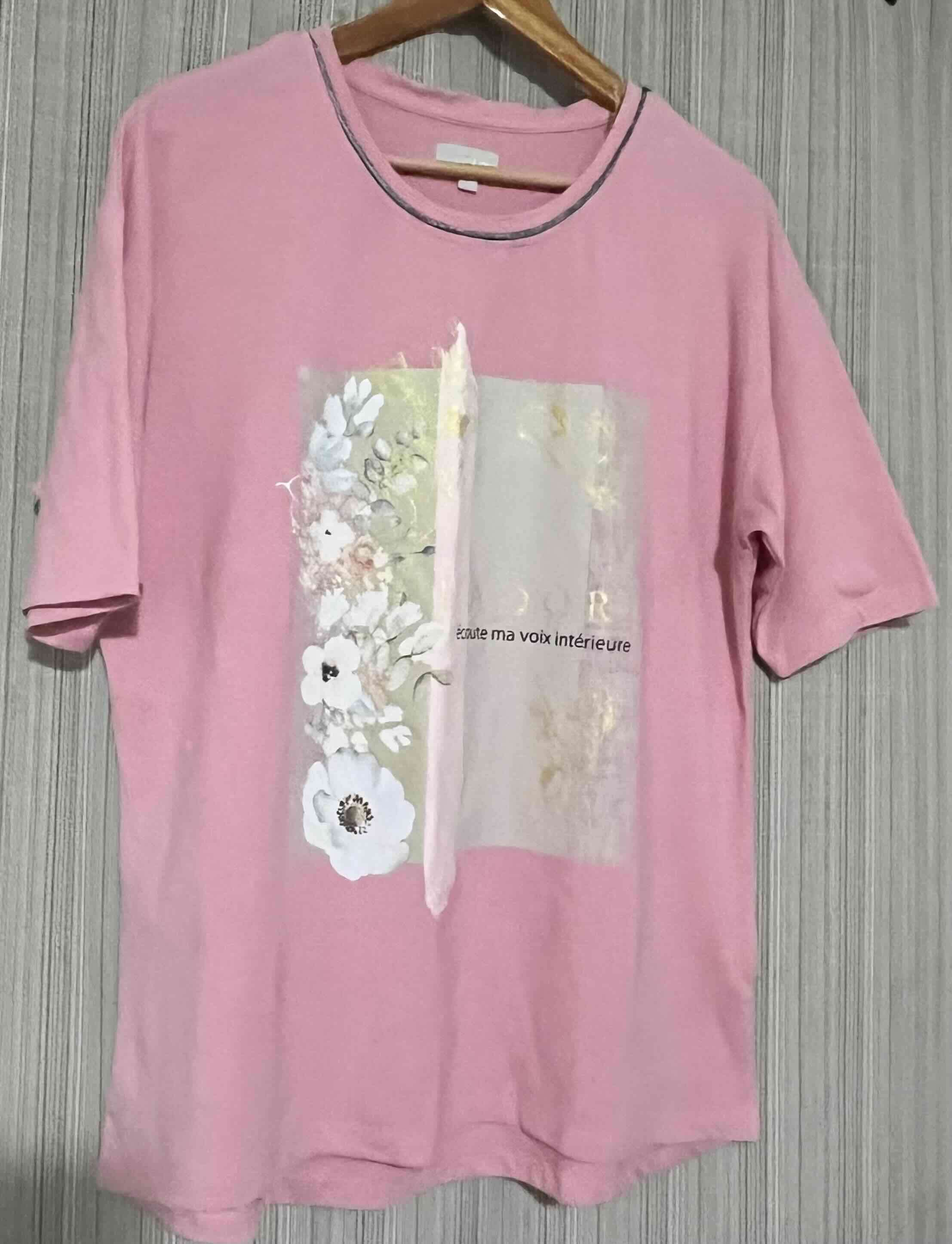 Polera rosa con diseño floral - miniatura 2