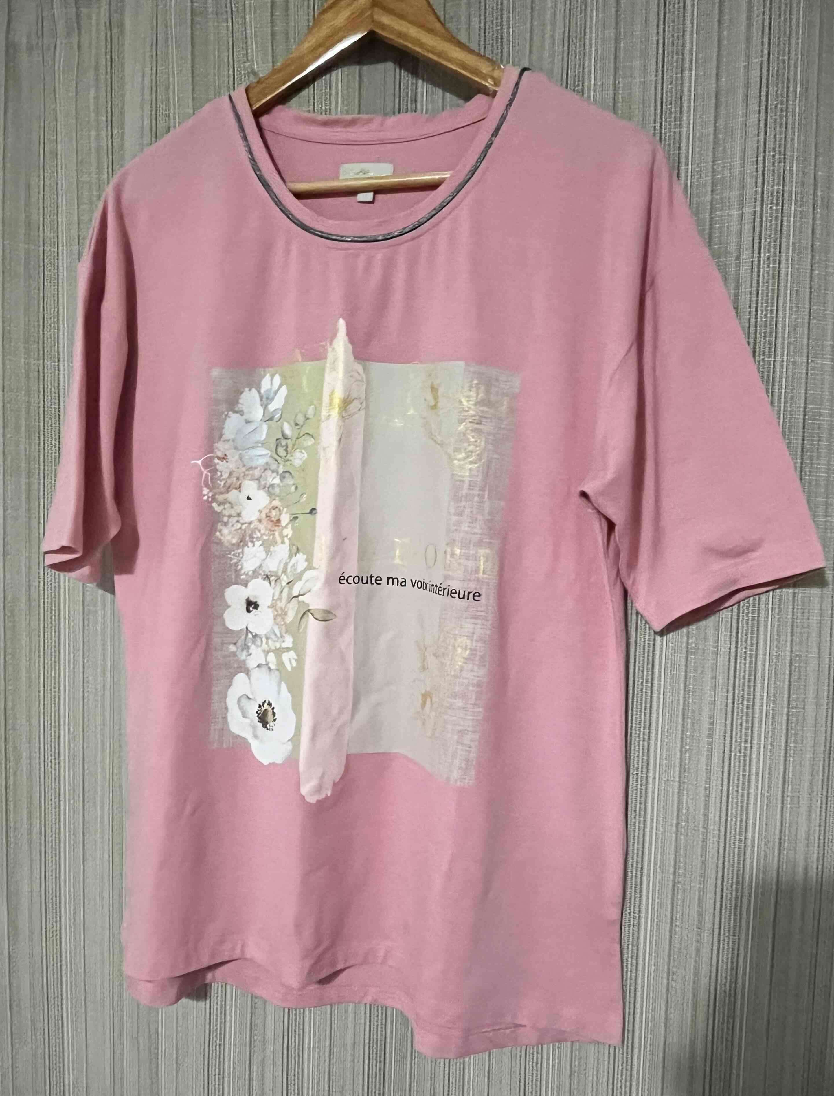 Polera rosa con diseño floral - miniatura 3