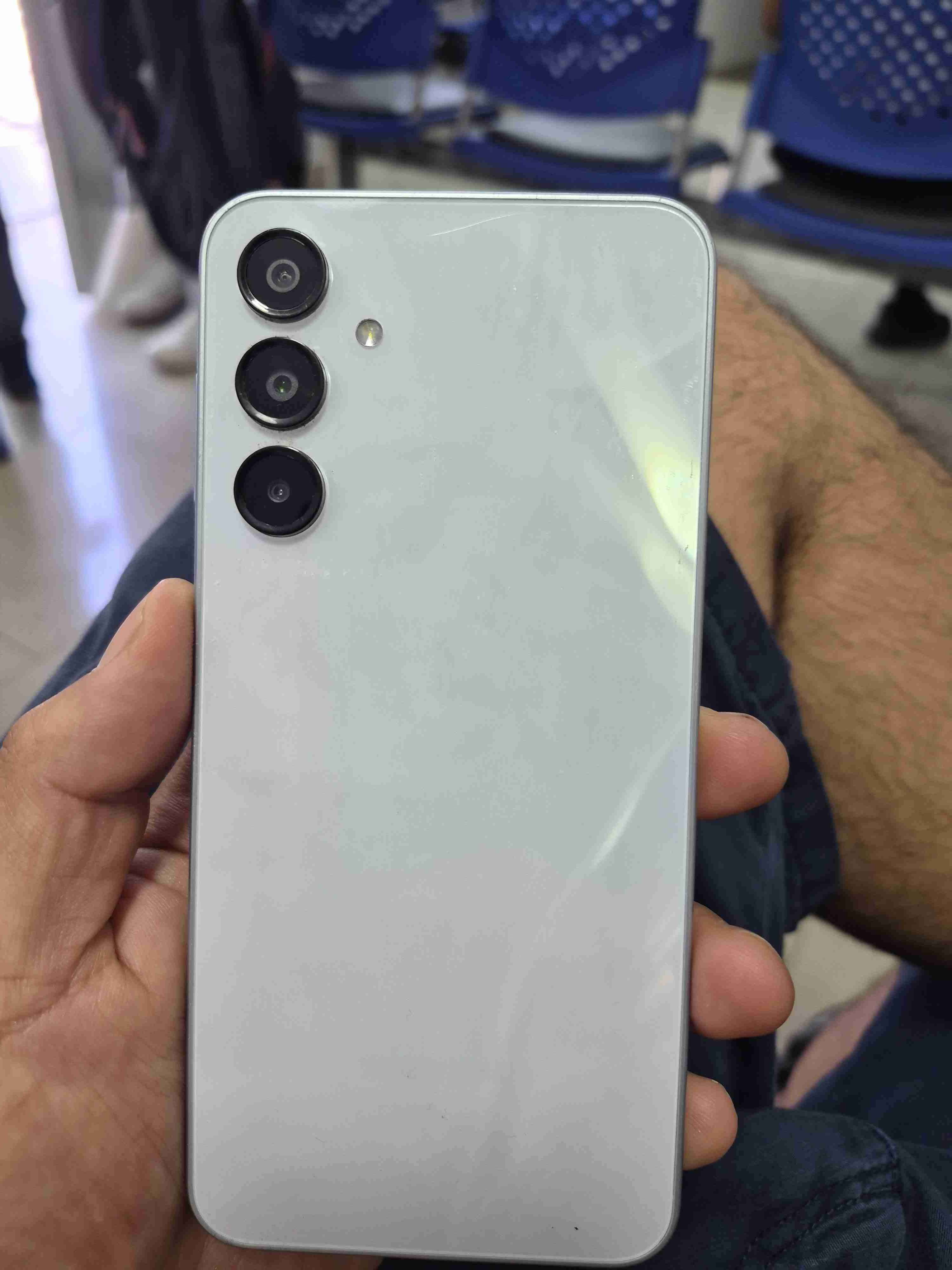 Celular blanco con triple cámara