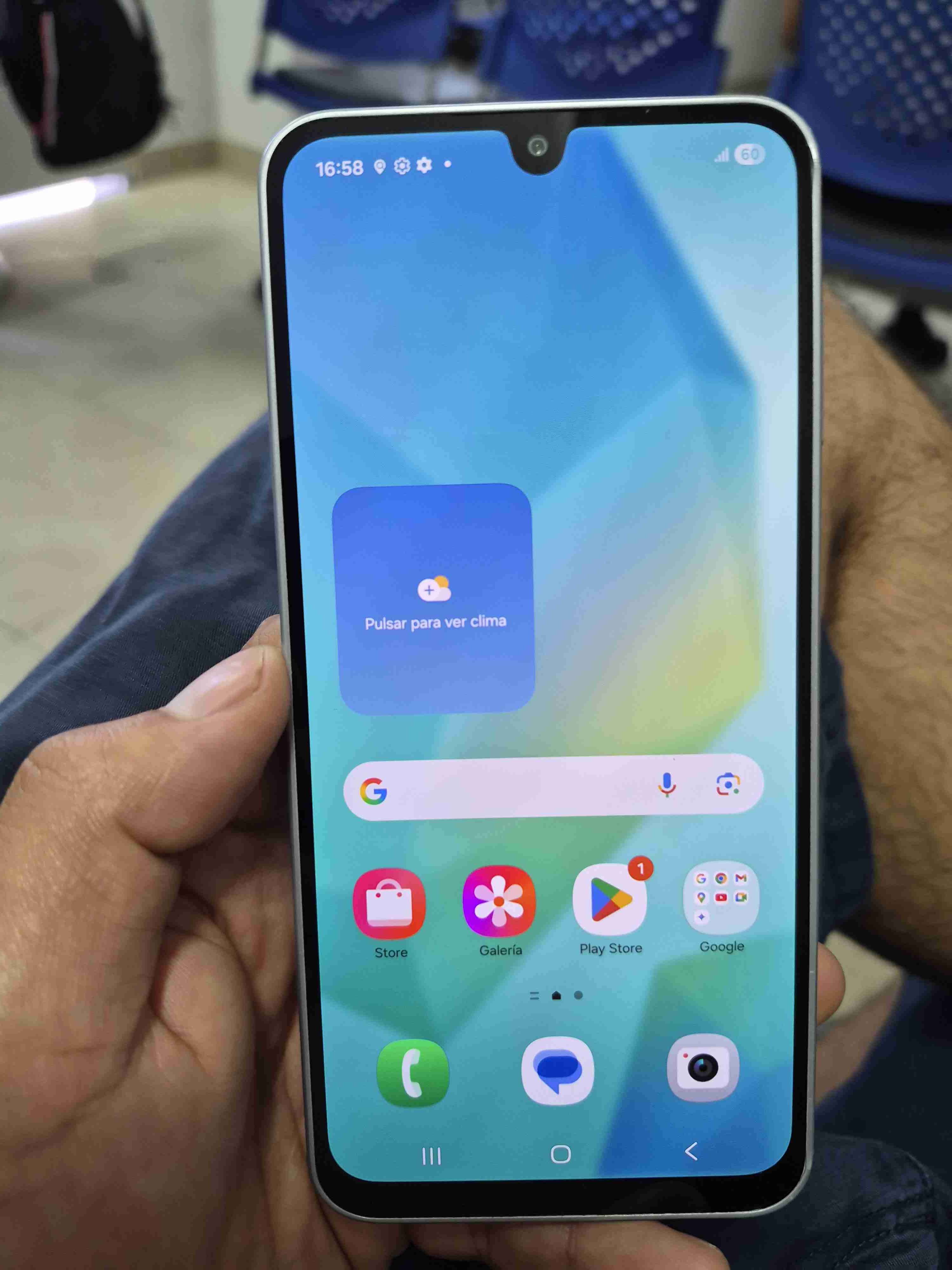 Celular blanco con triple cámara - miniatura 2