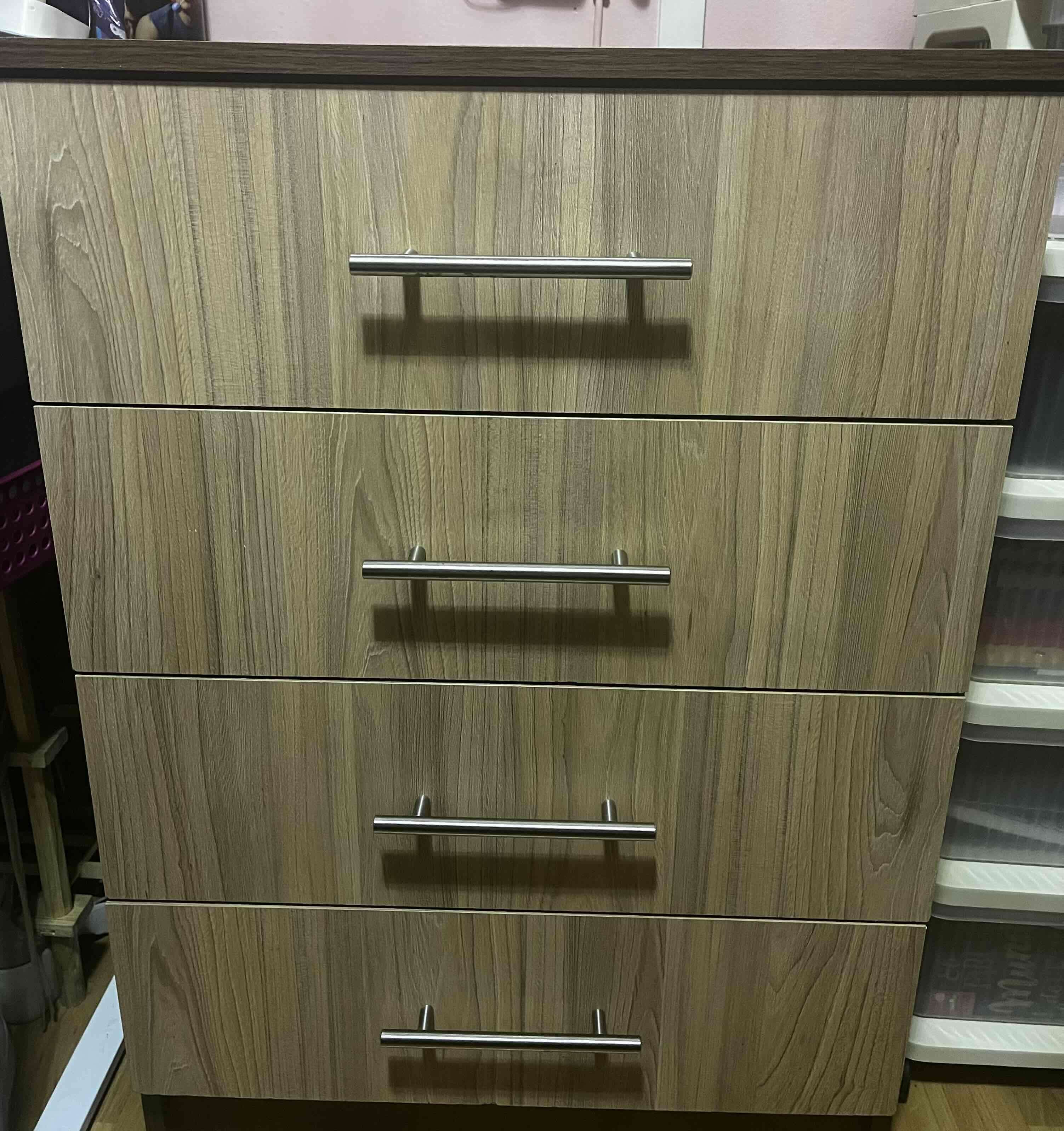 Cómoda de madera con cajones