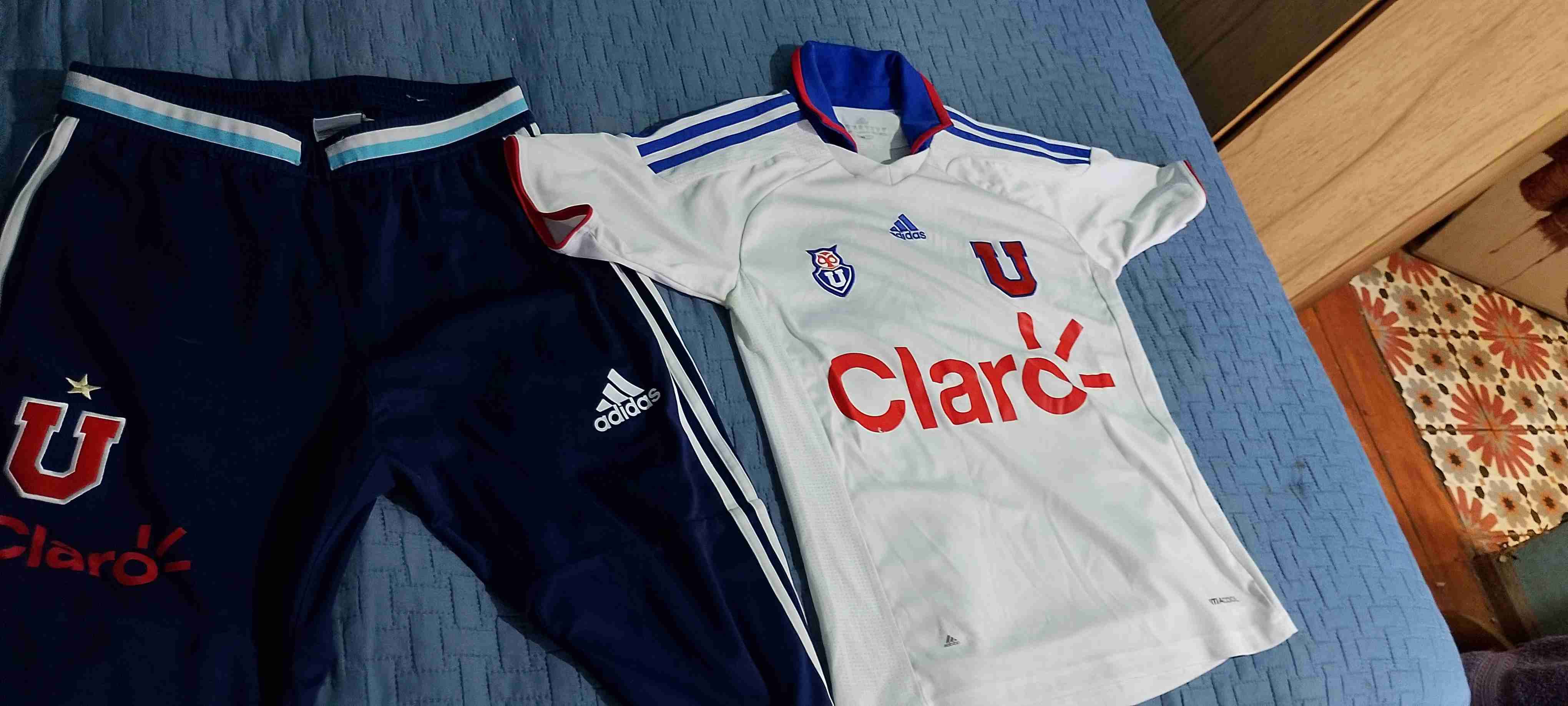 Conjunto deportivo Adidas U. de Chile