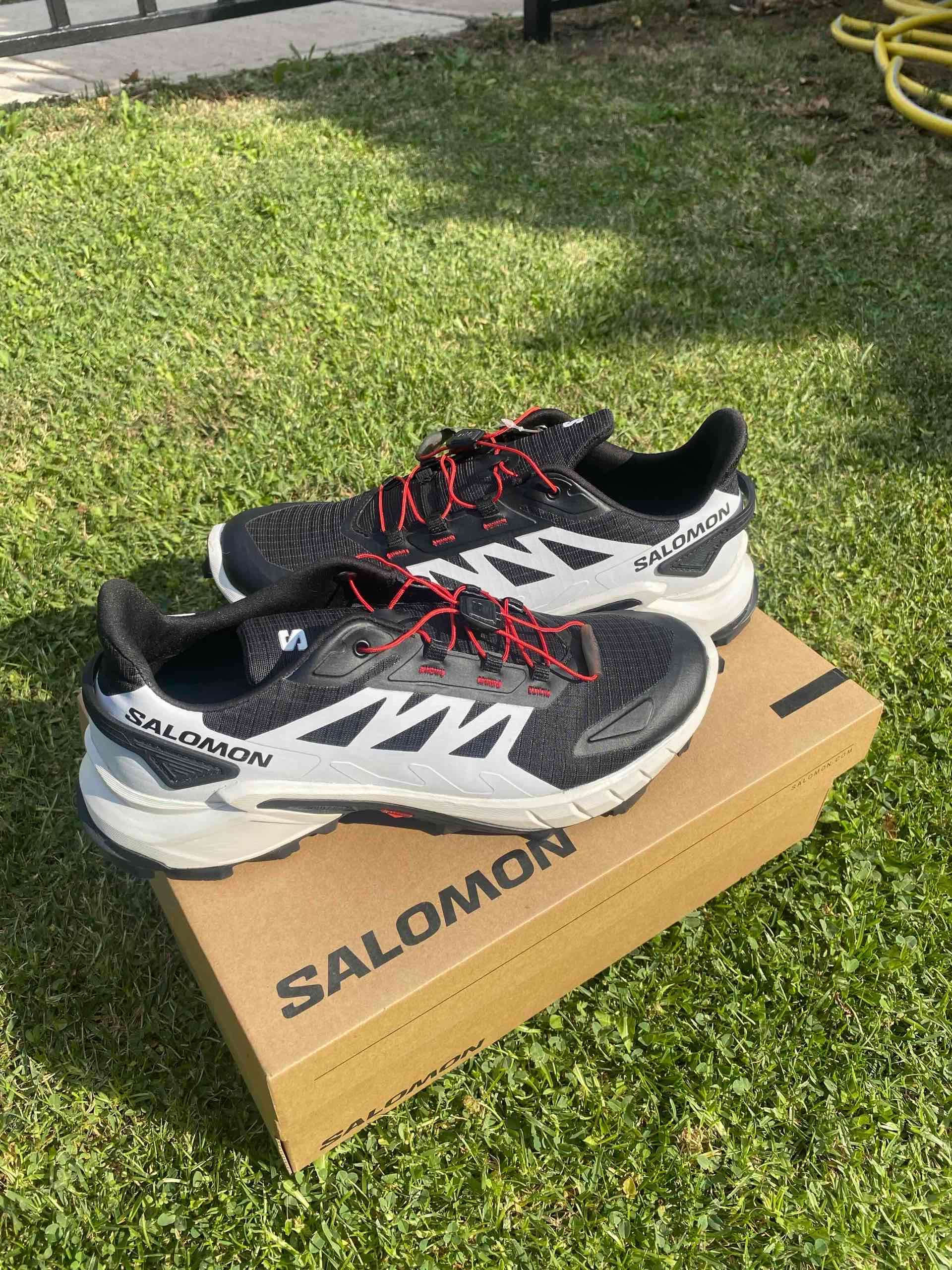 Zapatillas Salomon negras y blancas