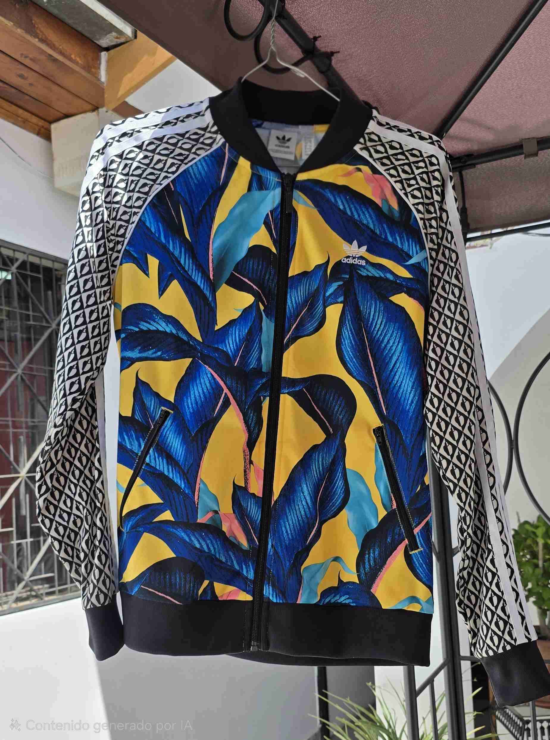 Chaqueta Adidas florar multicolor