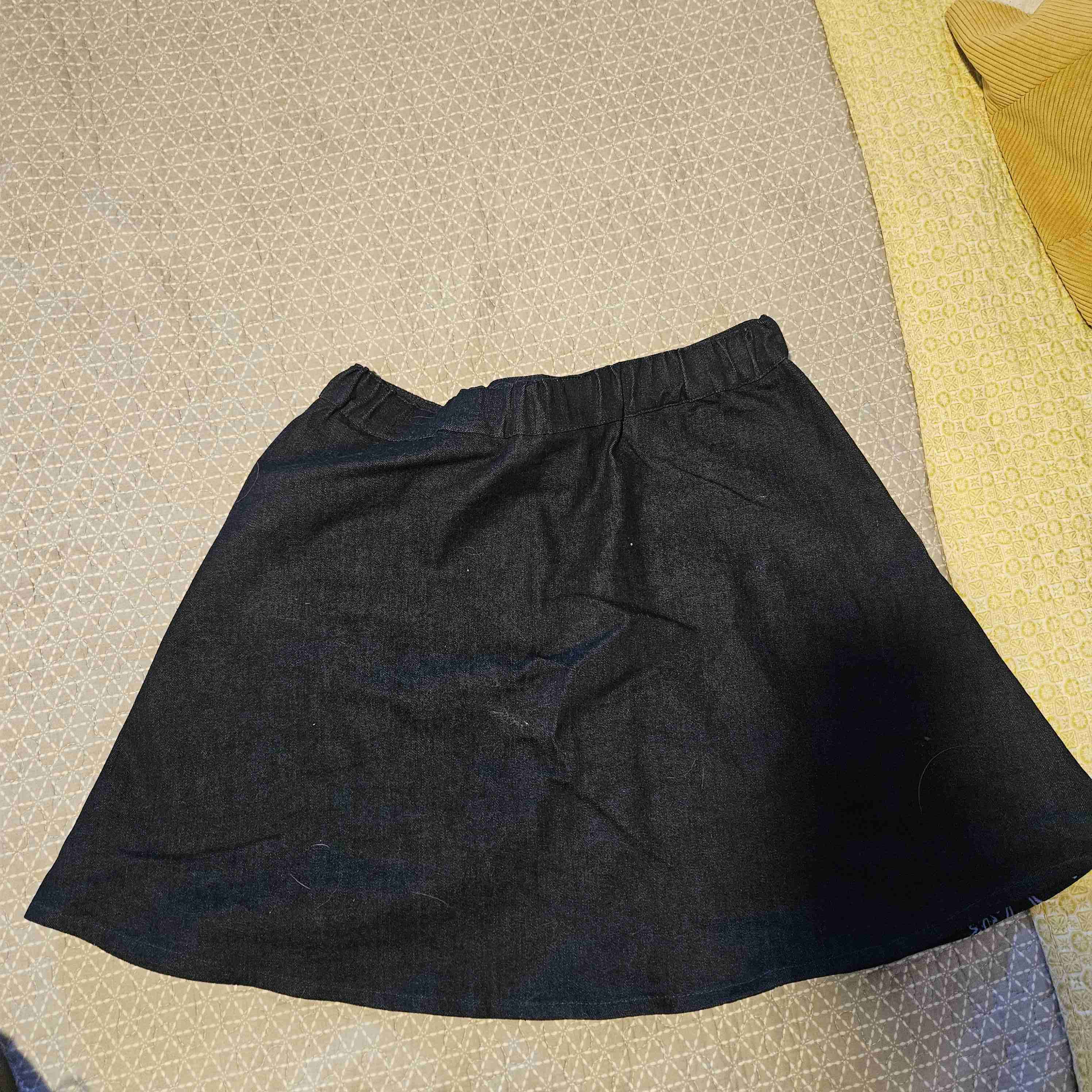 Falda negra con estampado floral - miniatura 2