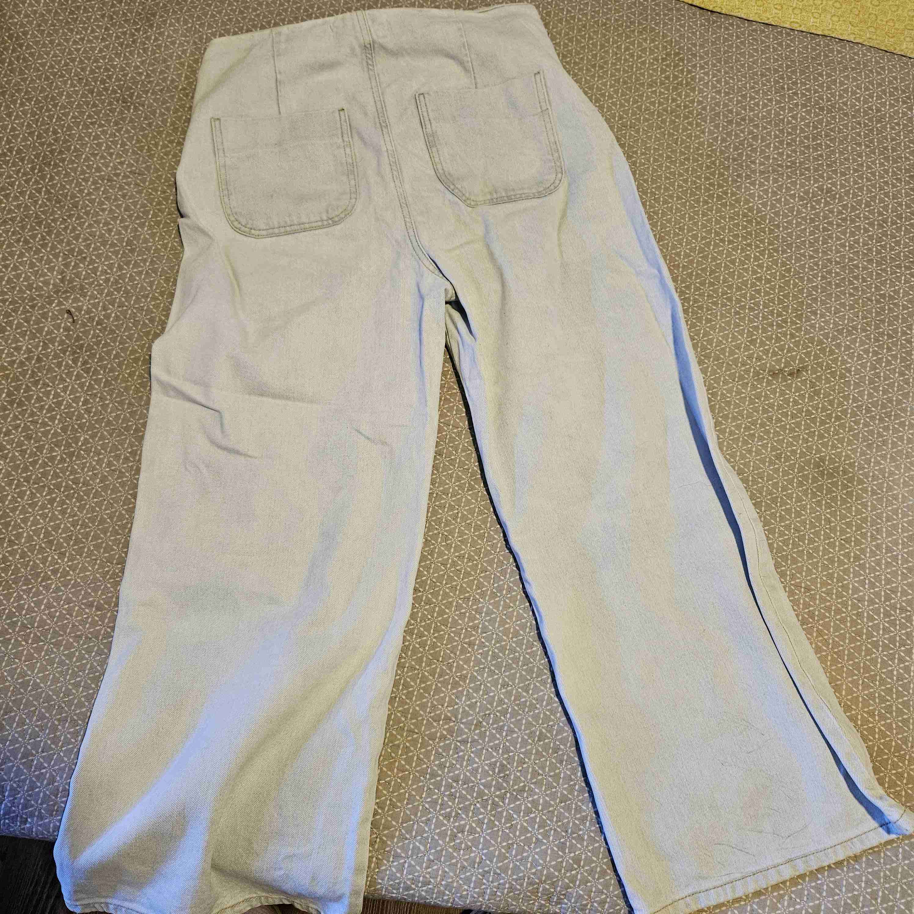 Pantalones claros con bolsillos frontales - miniatura 2