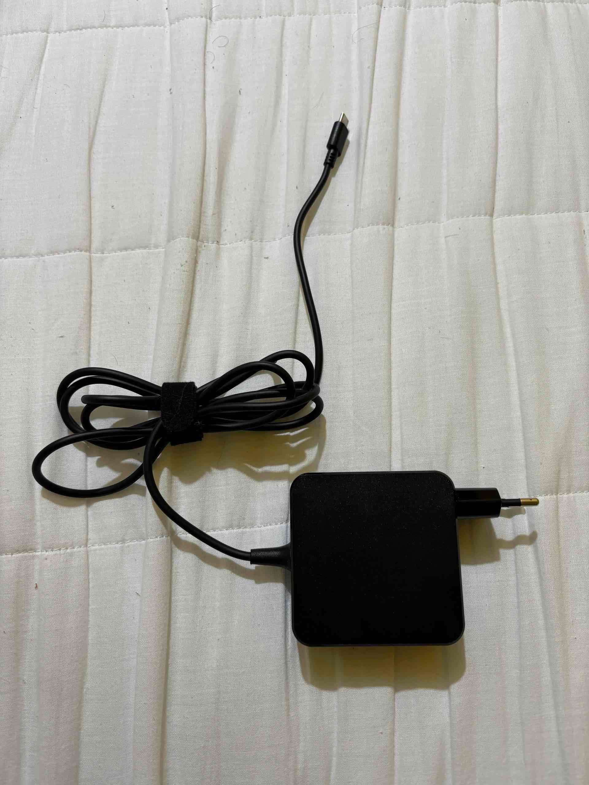 Cargador USB-C portátil negro