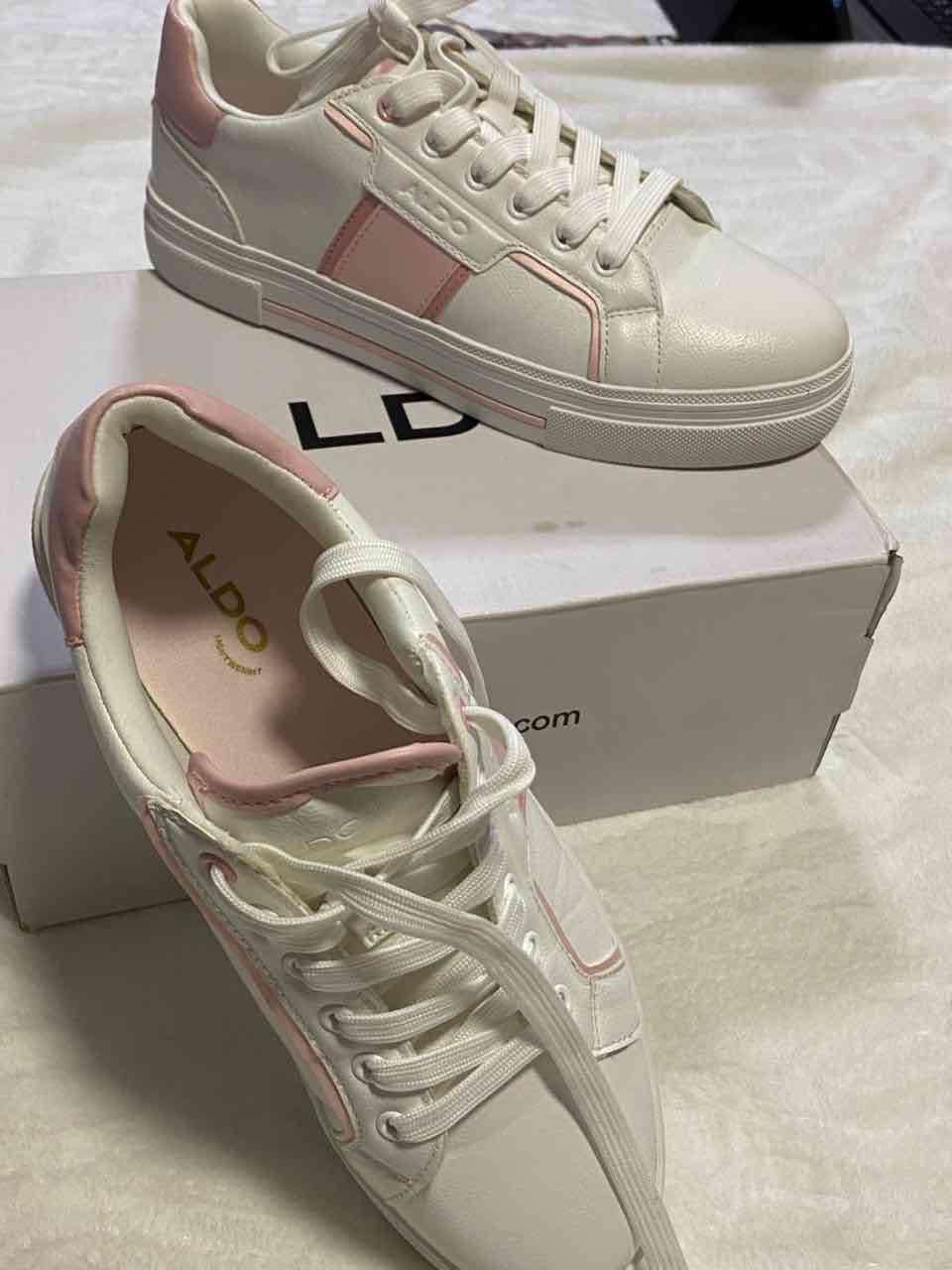 Zapatillas blancas con detalles rosados - miniatura 3