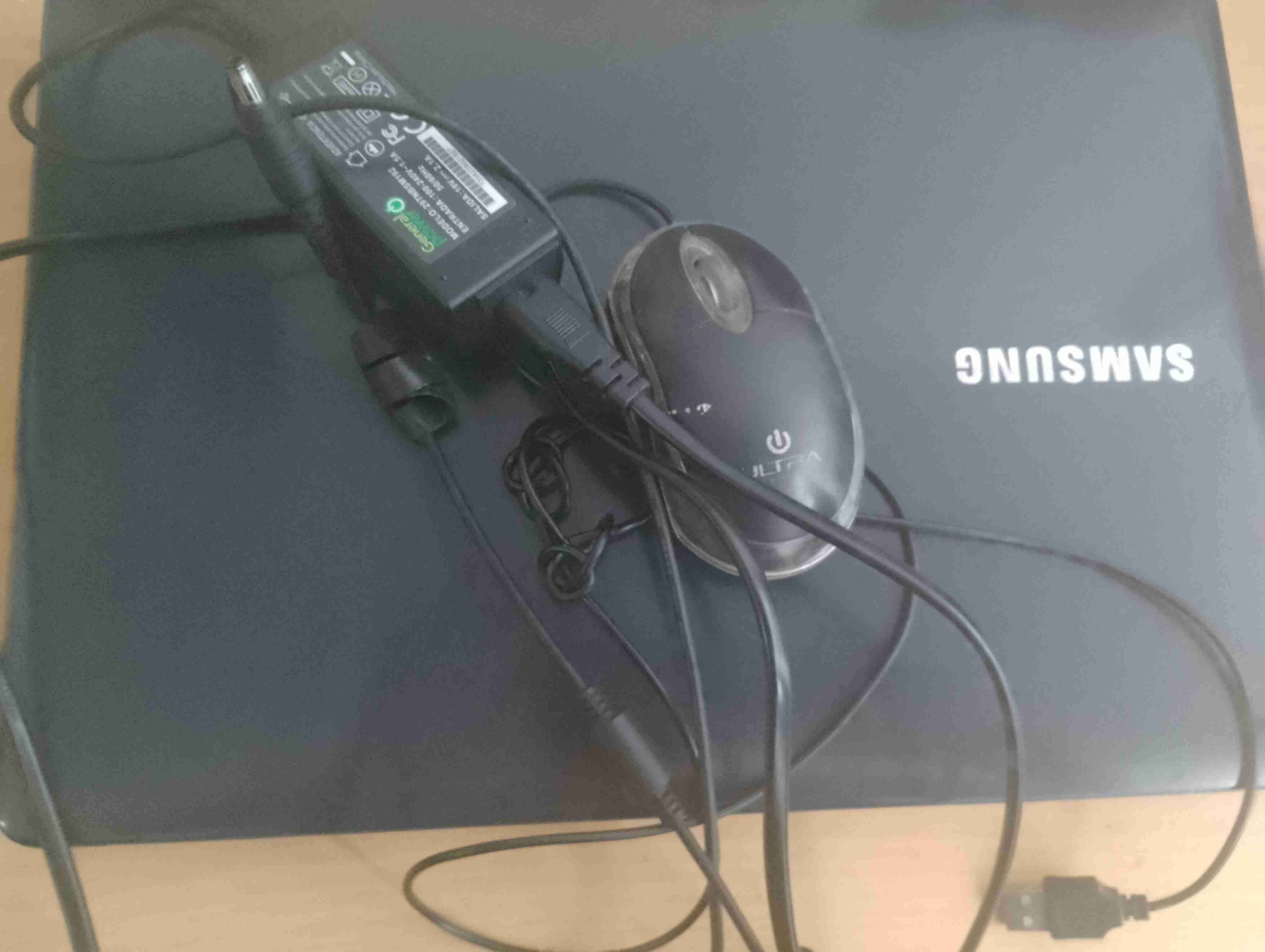 Laptop Samsung 6 GB de ram y mouse de regalo - 4