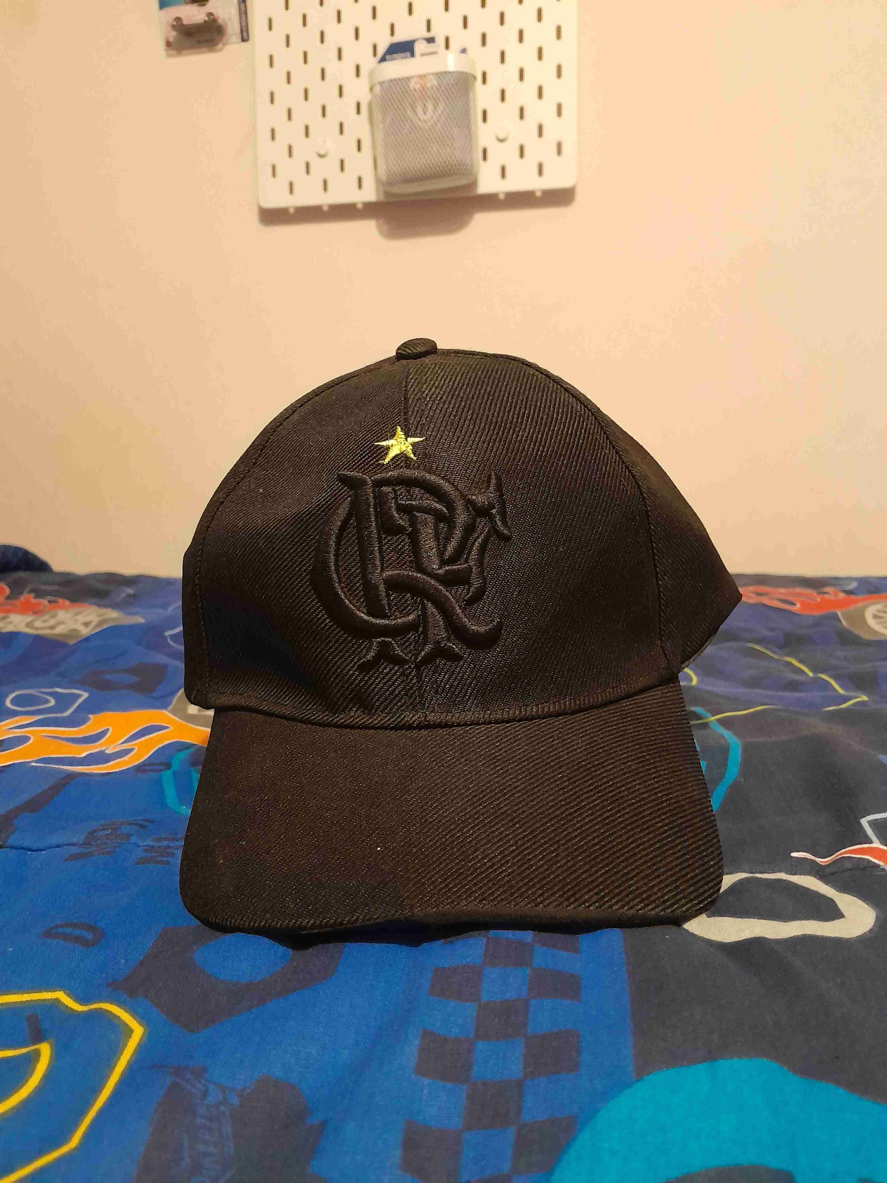 Gorra negra de flamengo