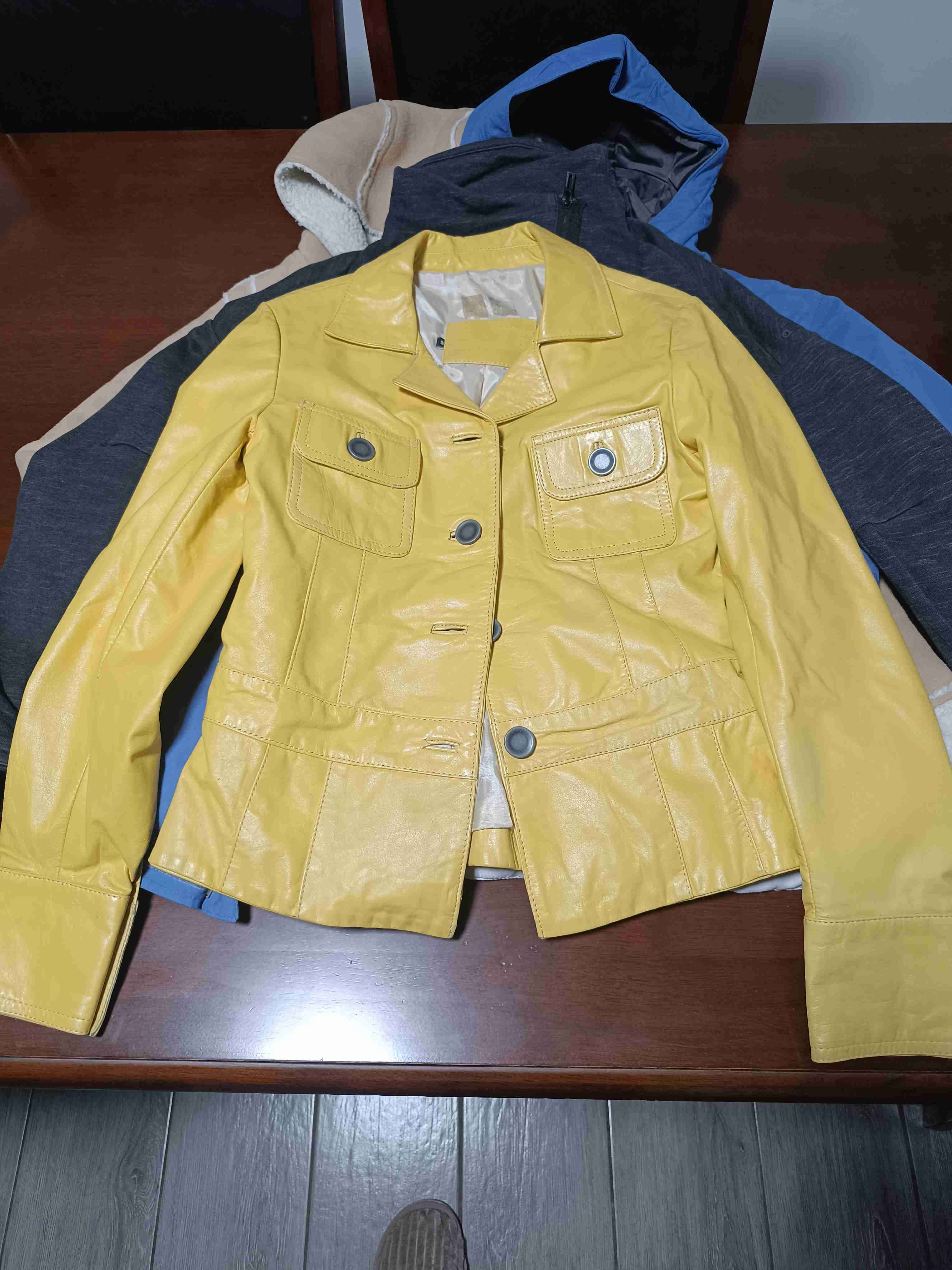 Chaqueta amarilla de mujer