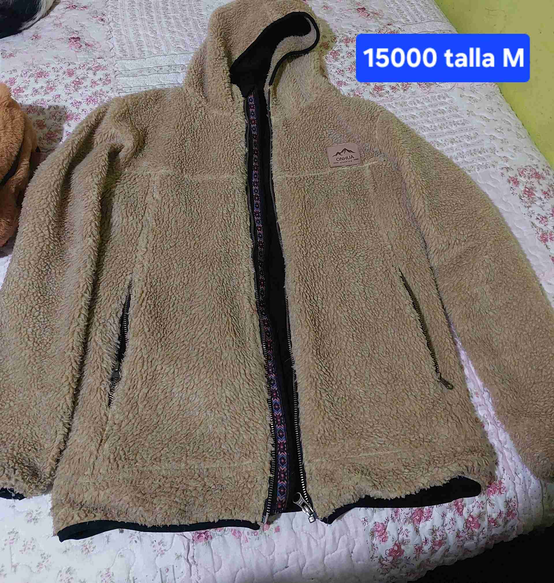Chaqueta polar beige con capucha