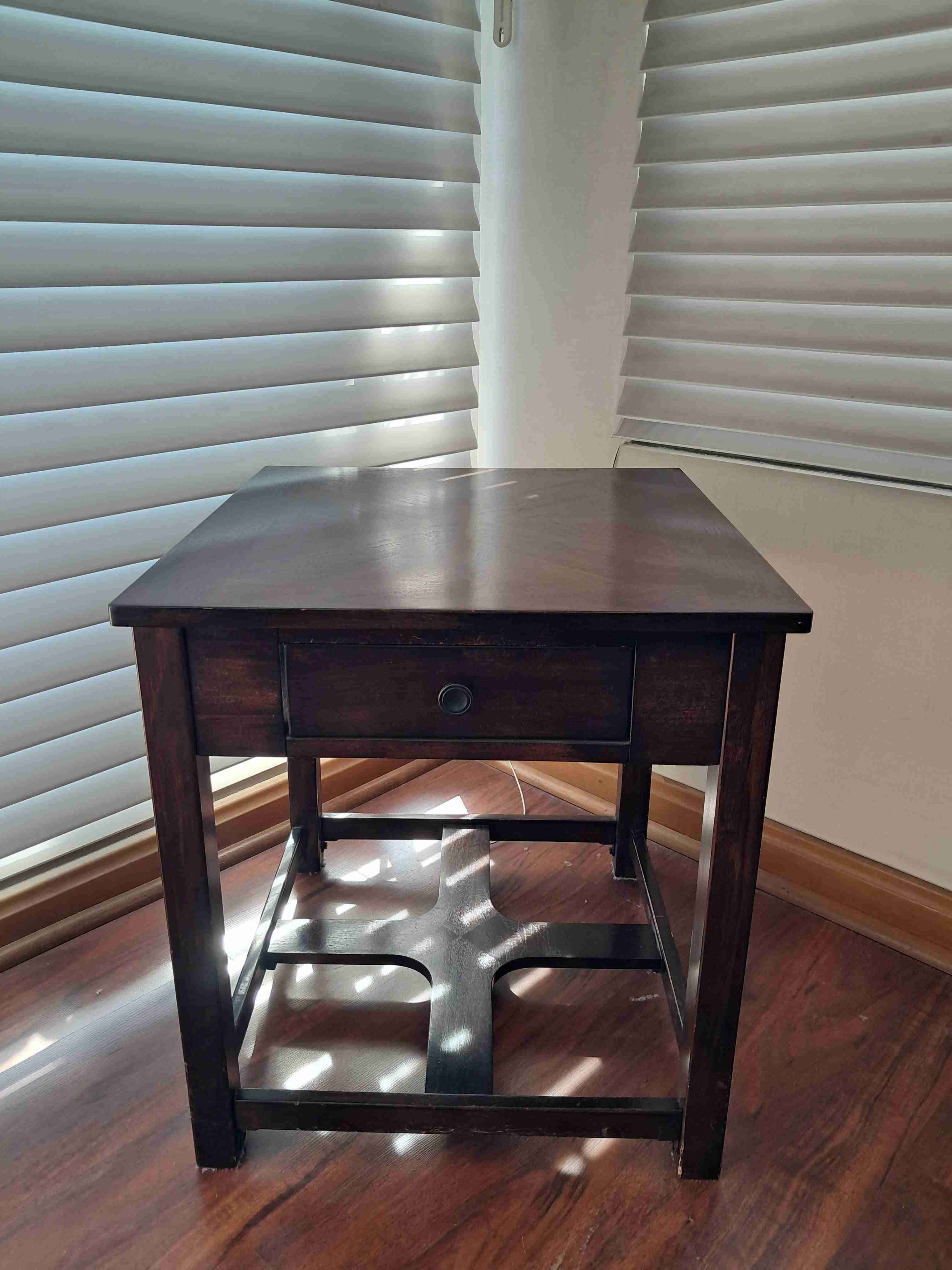 Mesa lateral de madera