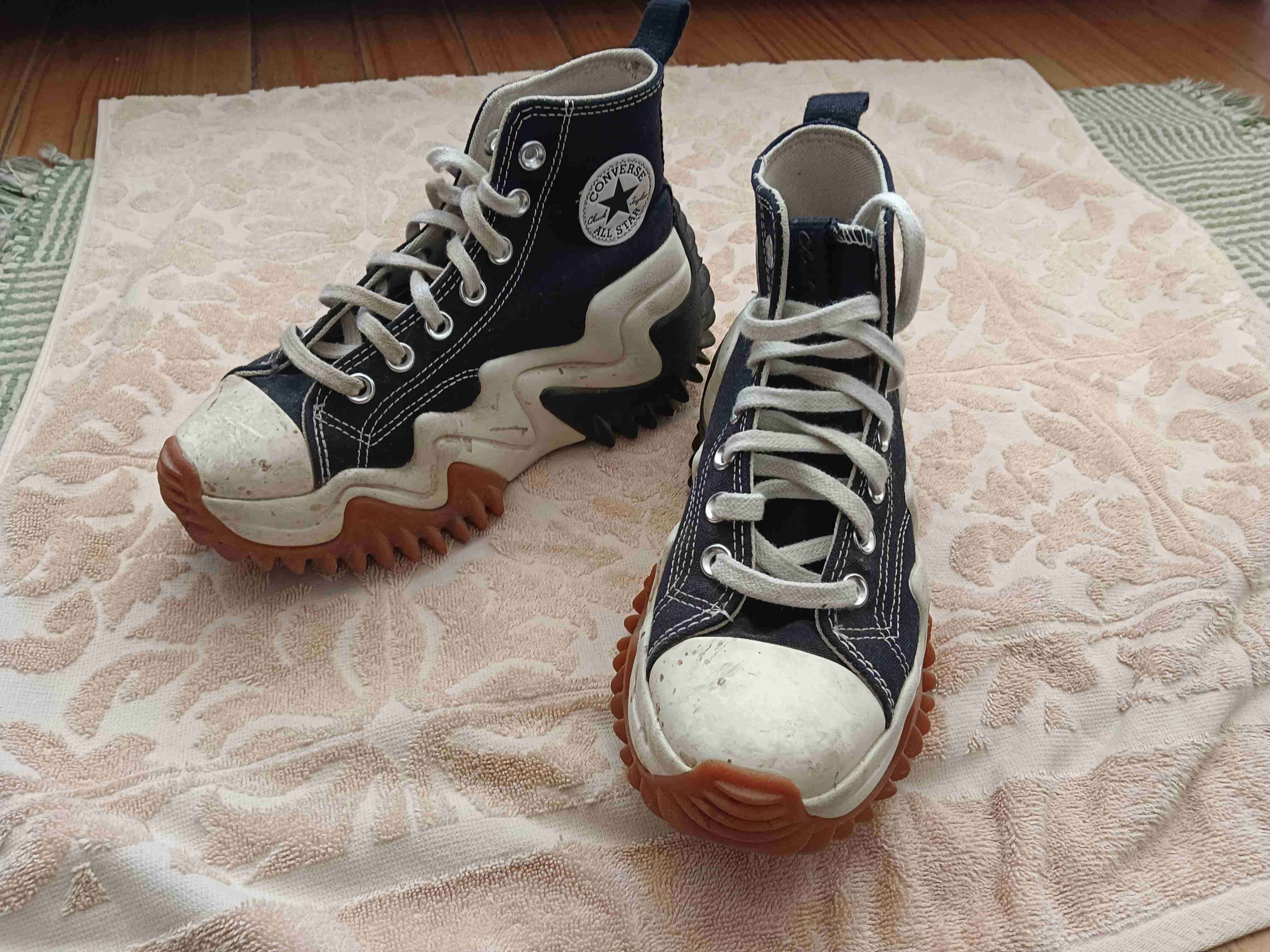 Zapatillas negras con diseño moderno