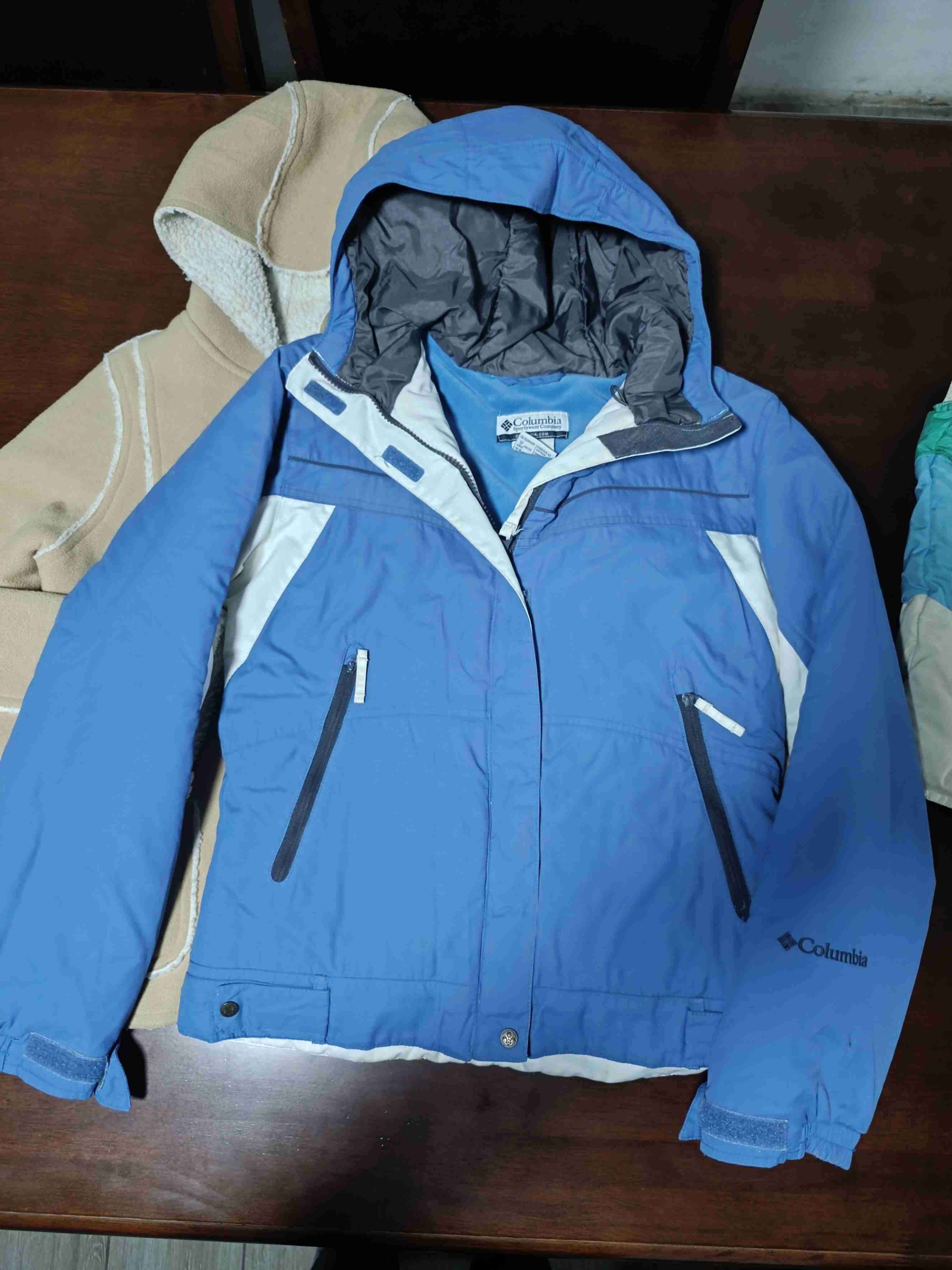 Chaqueta Columbia azul con capucha