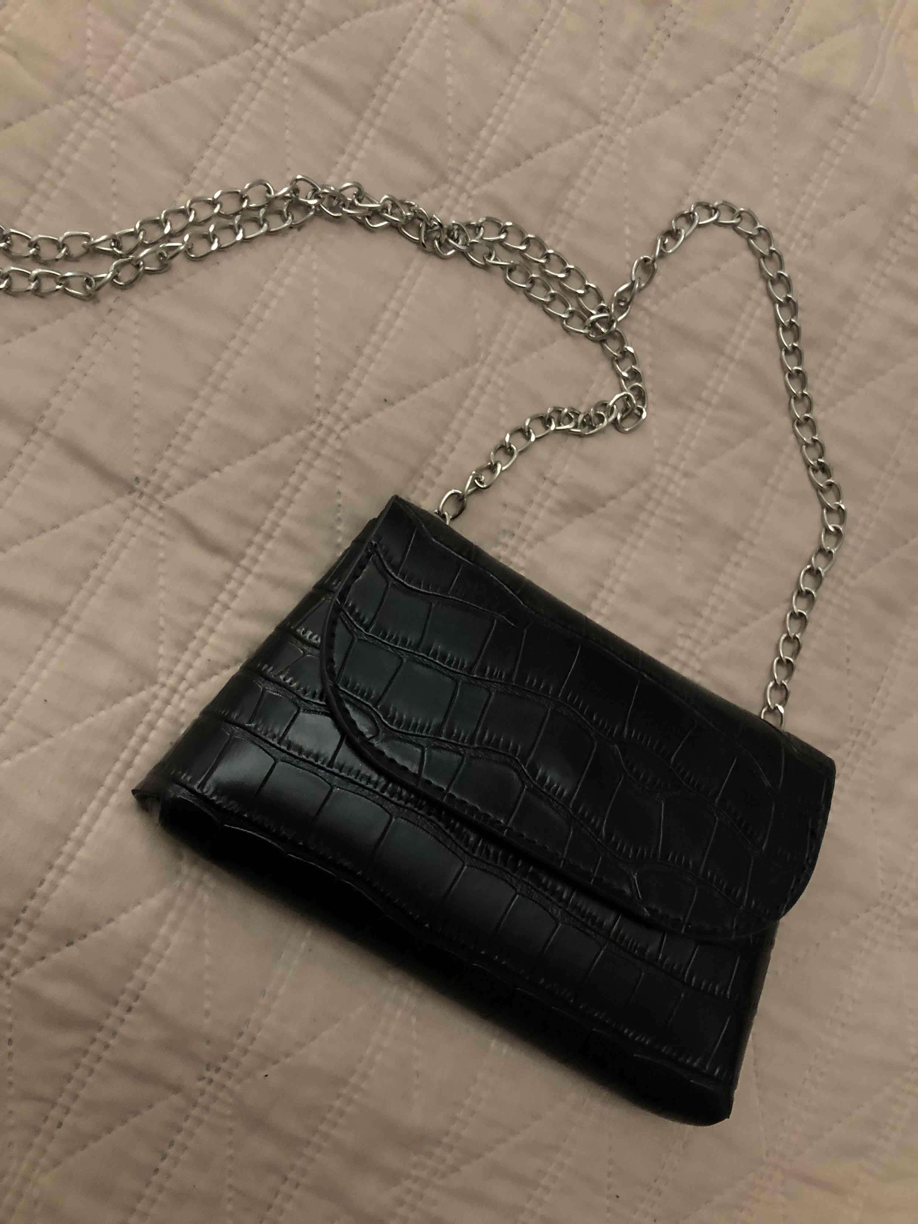Cartera negra con cadena - miniatura 2