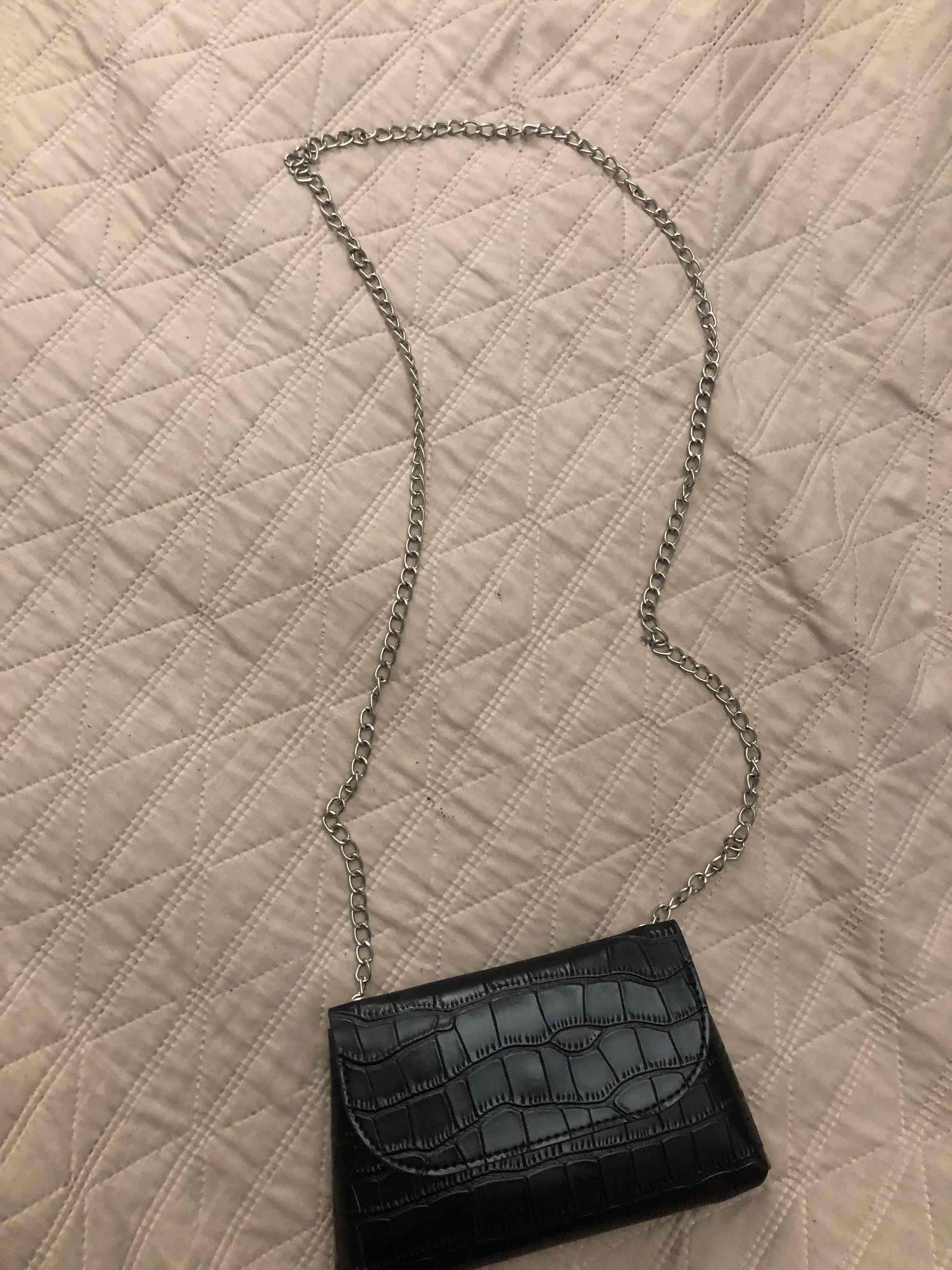 Cartera negra con cadena - miniatura 3