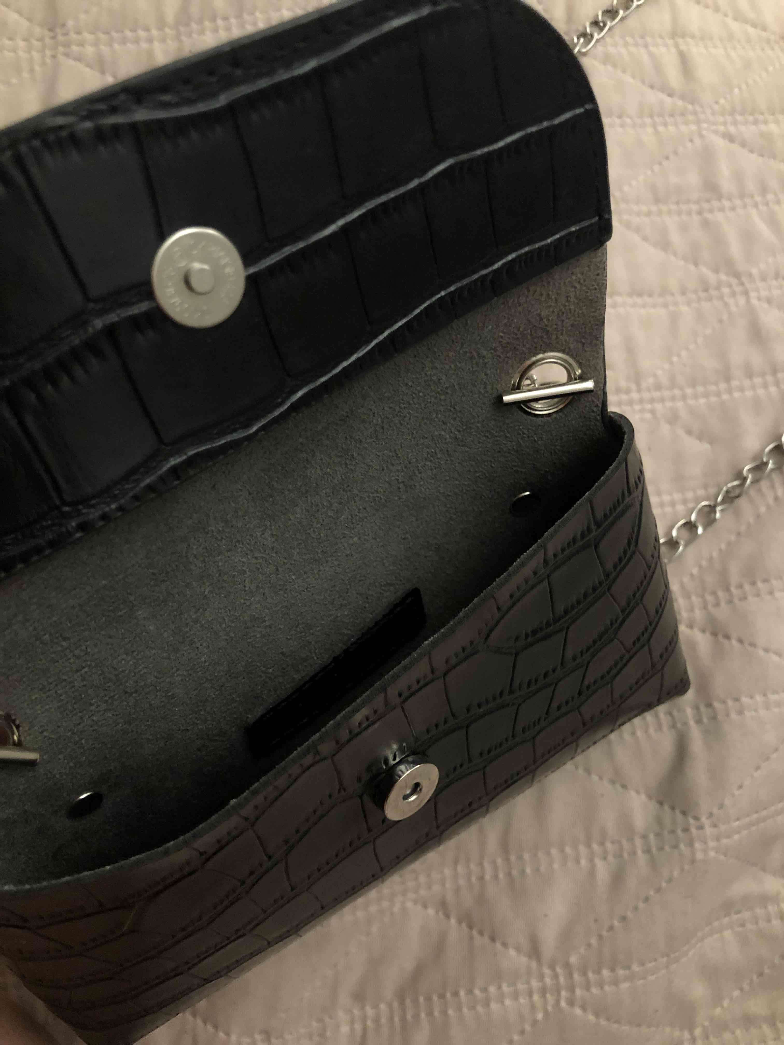 Cartera negra con cadena - miniatura 4