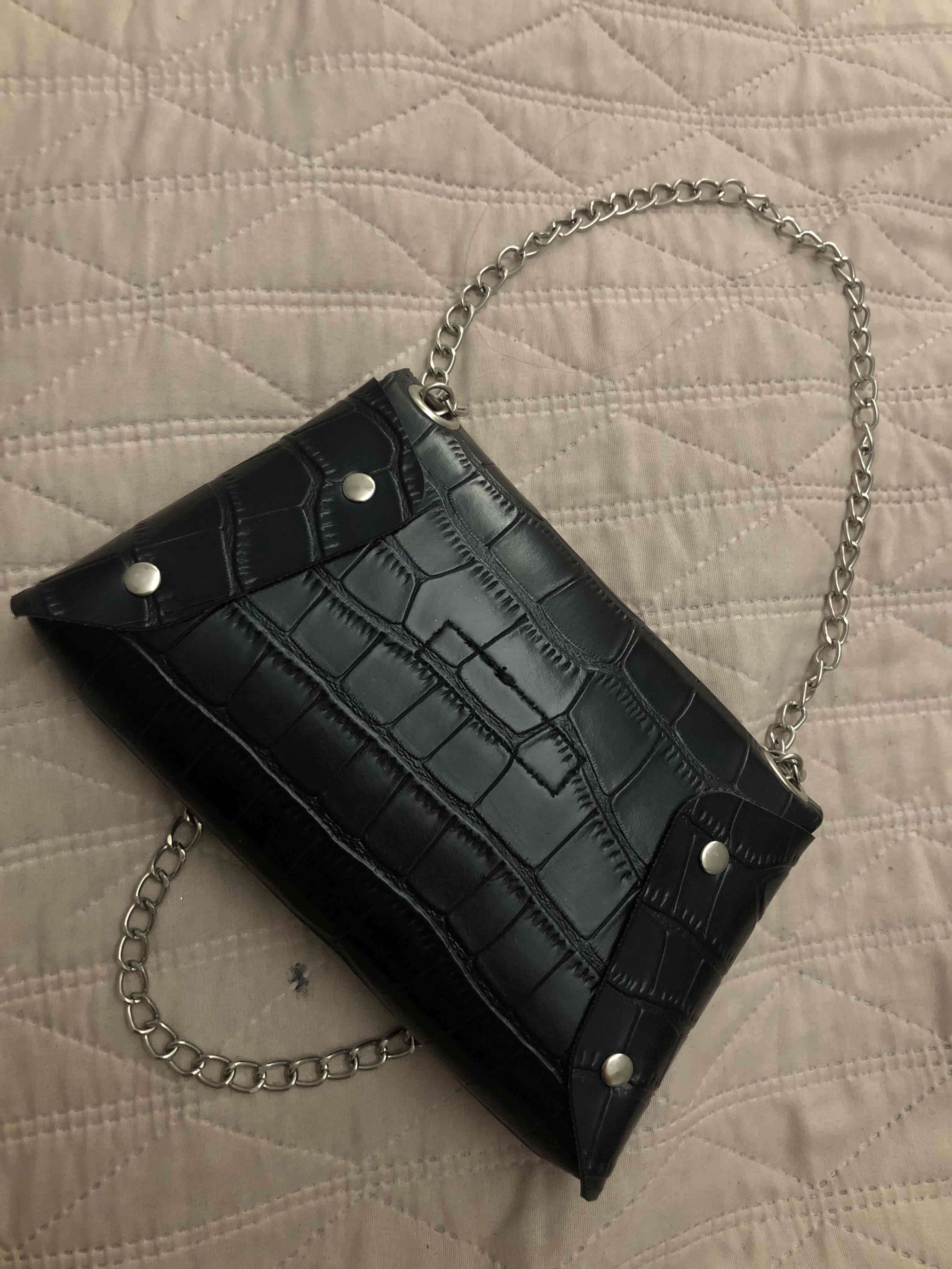 Cartera negra con cadena - miniatura 5
