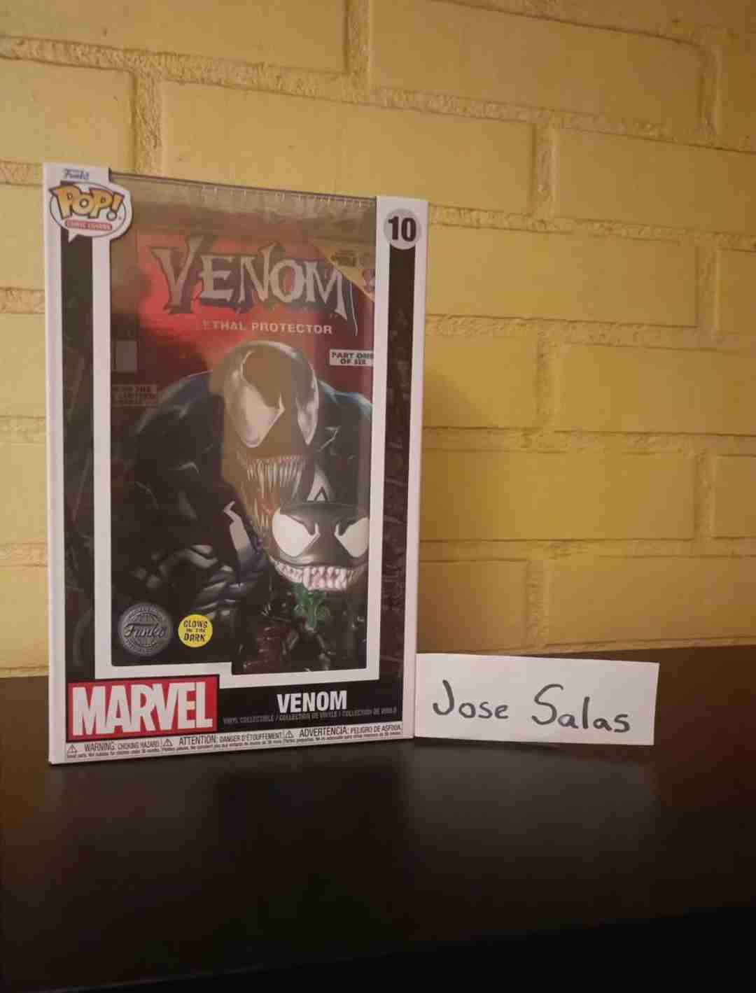 Figura Funko Pop Venom (GITD)