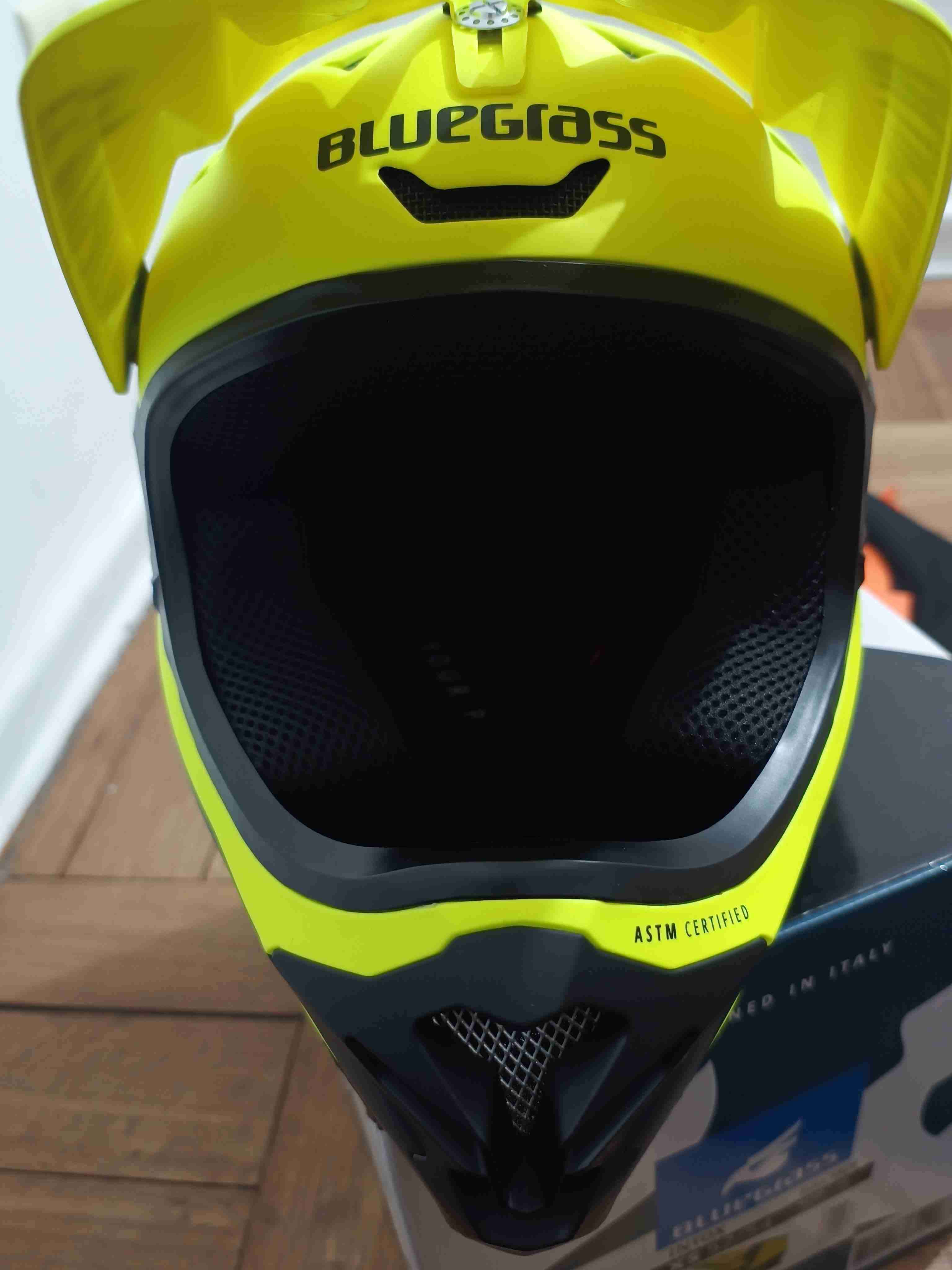 Casco integral amarillo Bluegrass BMX