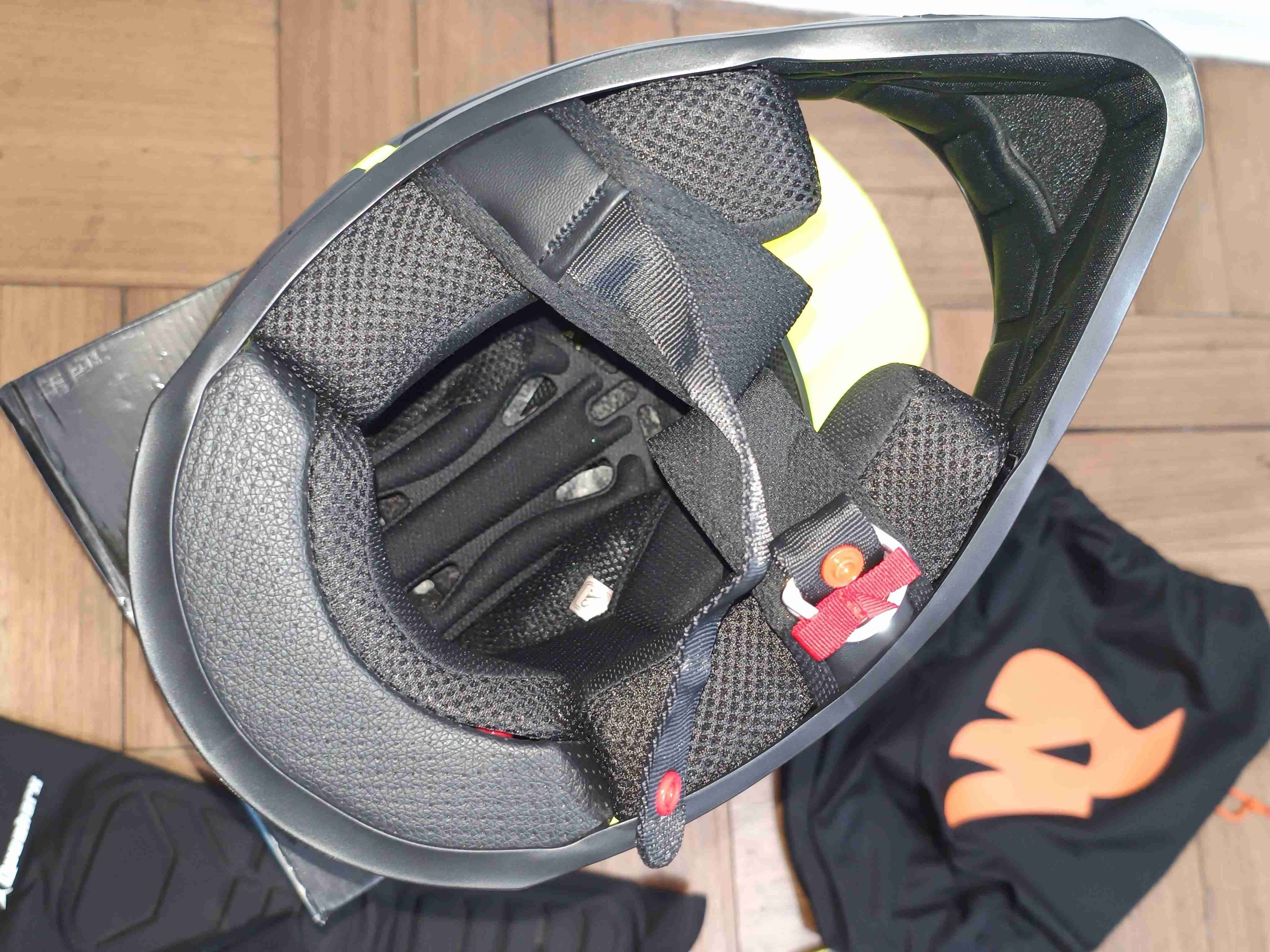 Casco integral amarillo Bluegrass BMX - 3