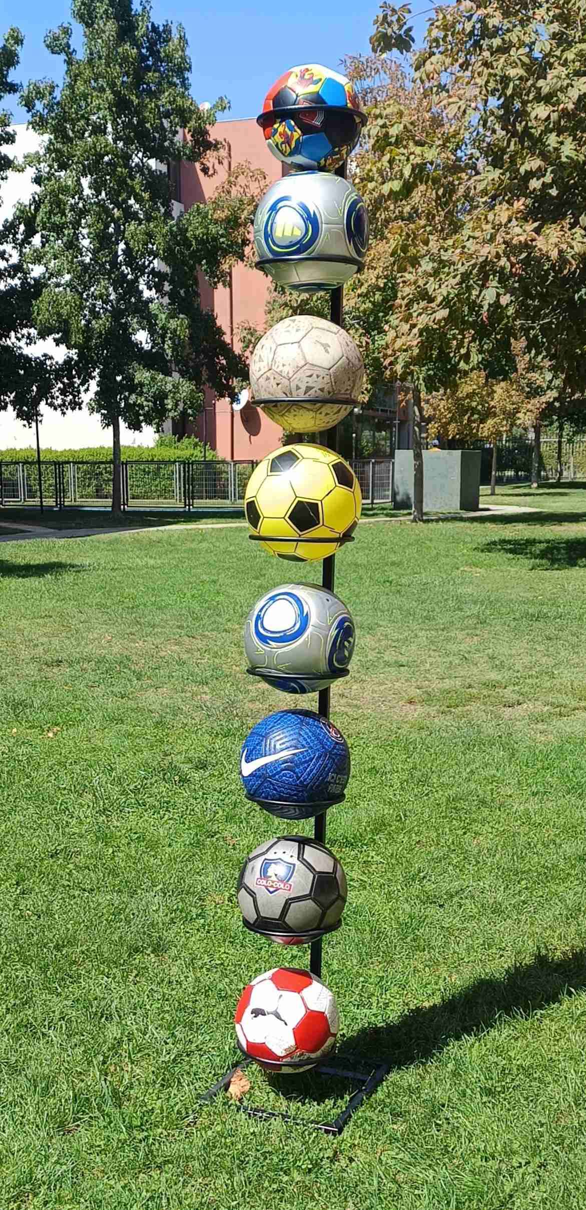 Estante vertical para pelotas de fútbol